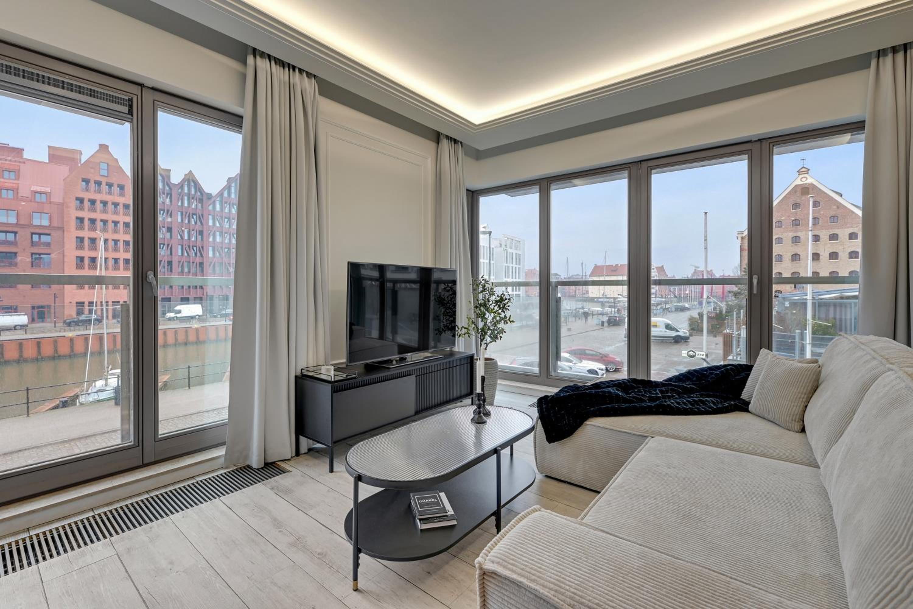 Waterlane River View Premium SPA, Pool & Gym by Downtown Apartments