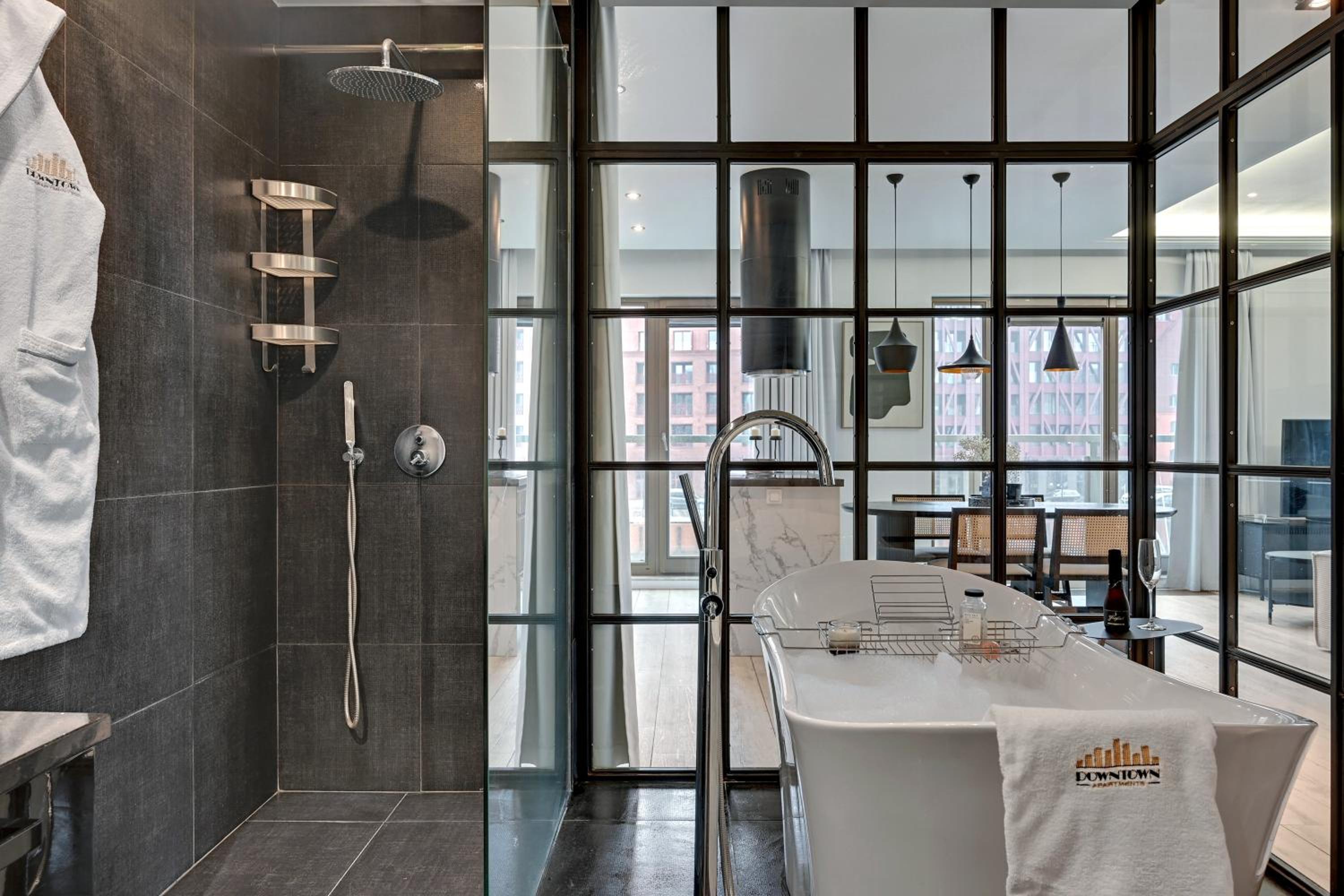 Waterlane River View Premium SPA, Pool & Gym by Downtown Apartments