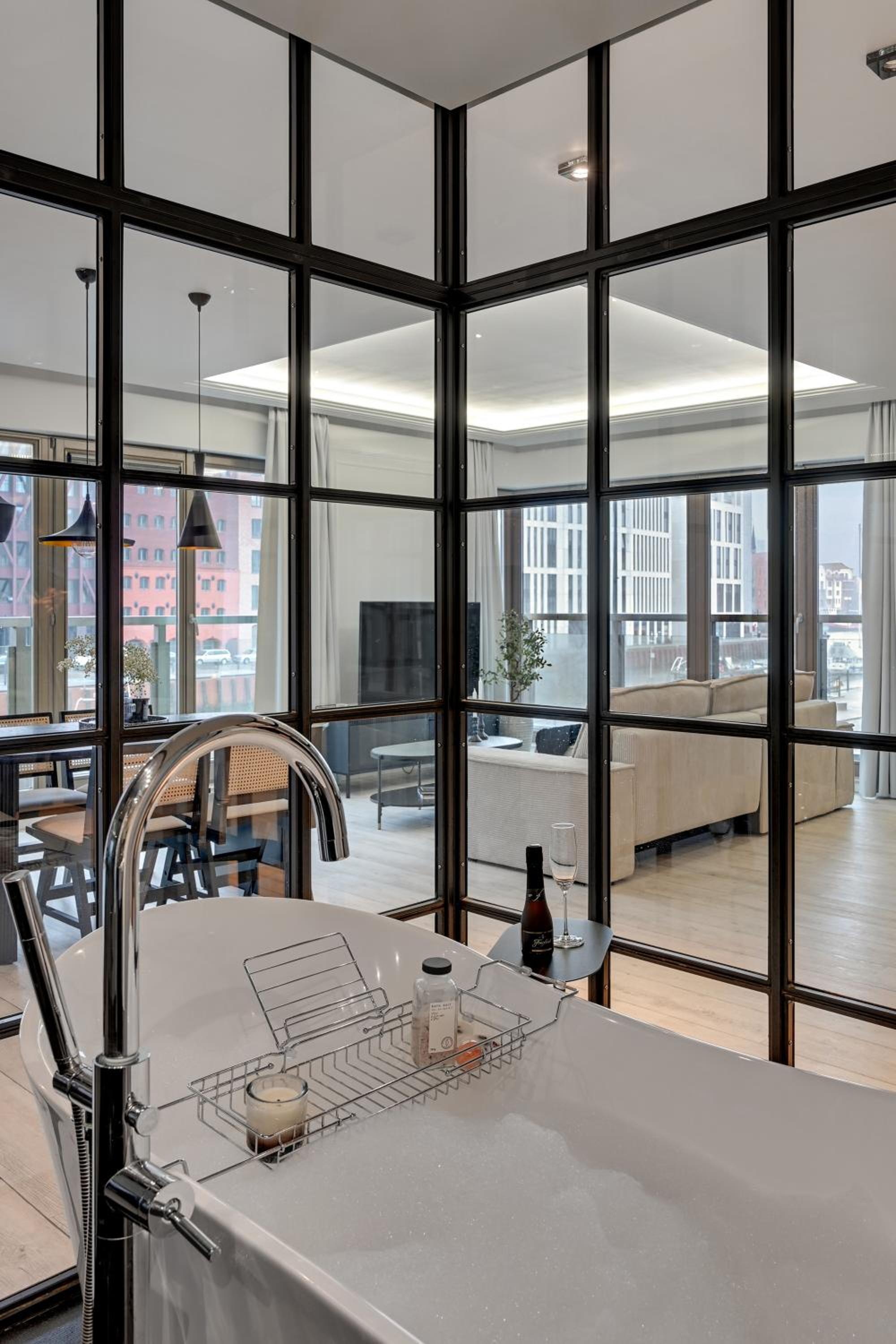 Waterlane River View Premium SPA, Pool & Gym by Downtown Apartments