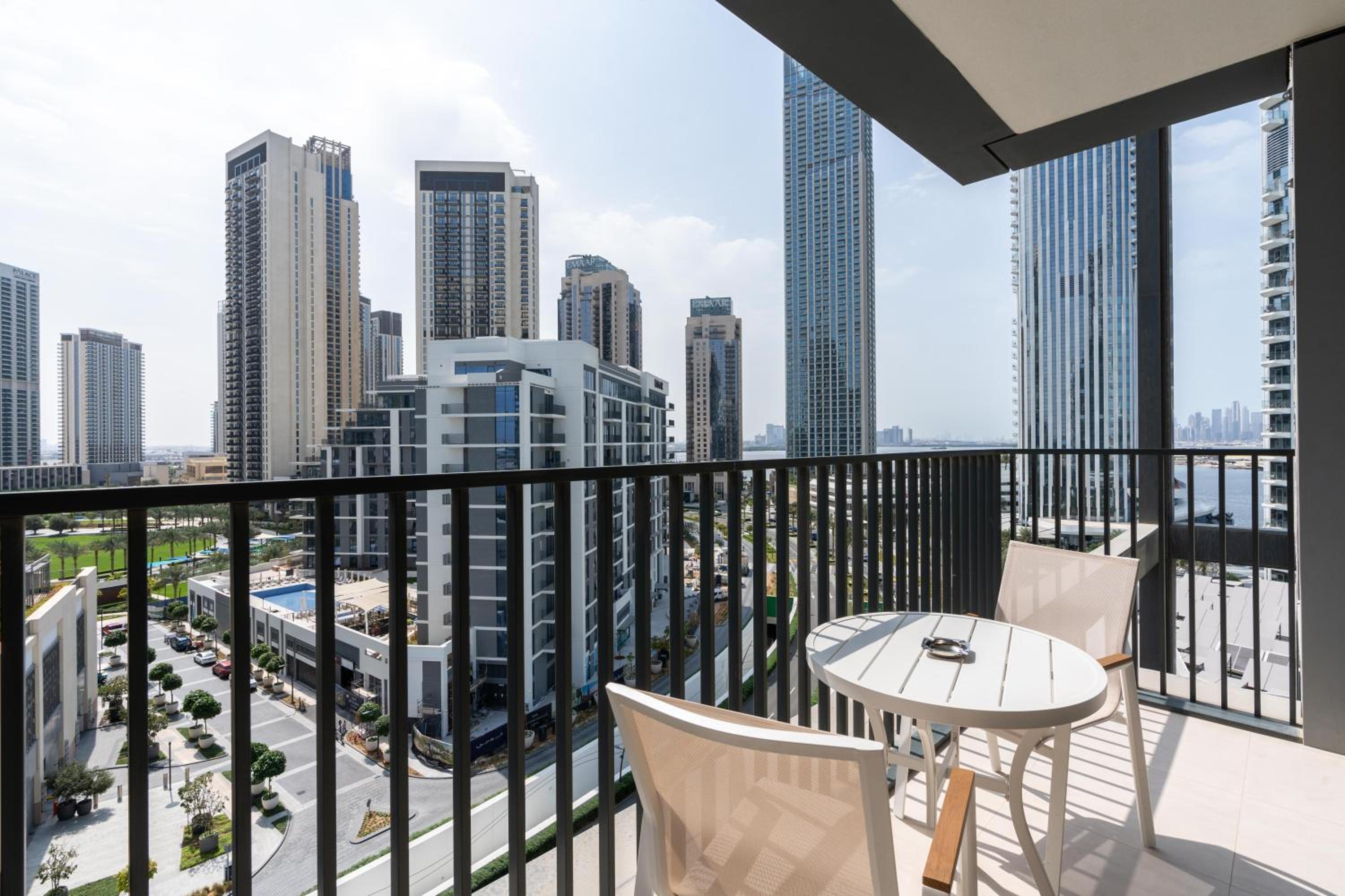GLOBALSTAY Creek Edge Tower Elegant Apartments