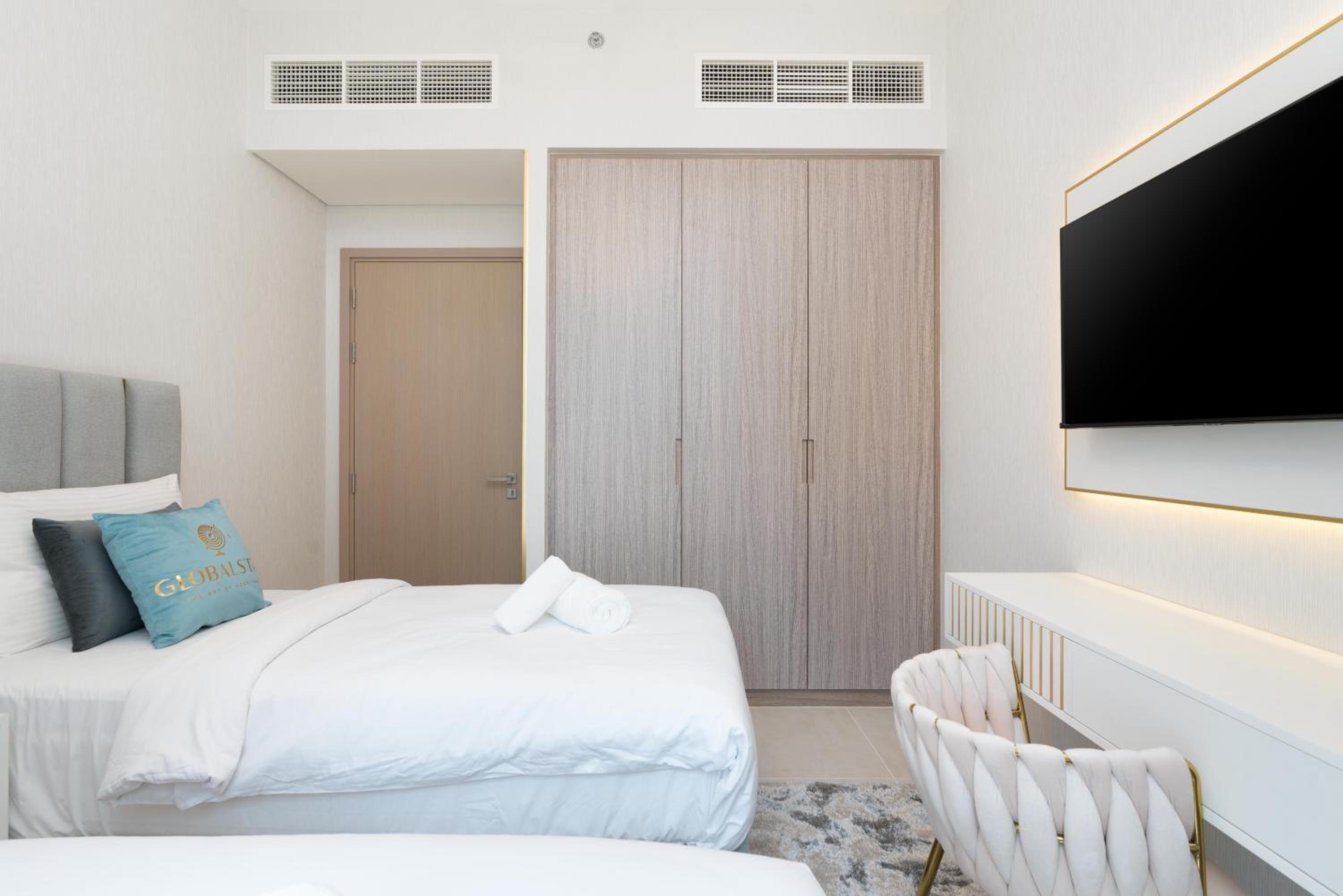 GLOBALSTAY Creek Edge Tower Elegant Apartments