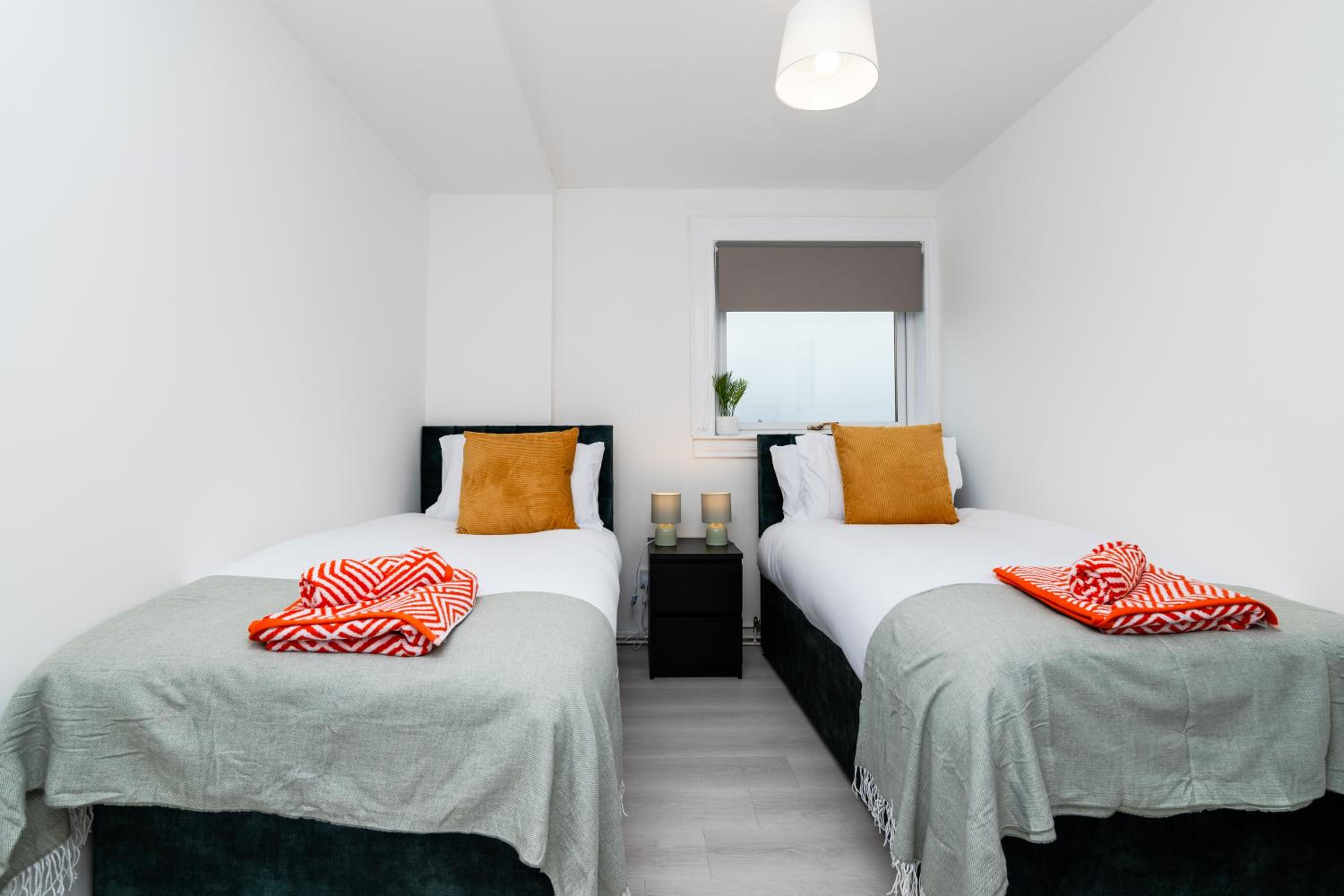 3 Bed House-Free Parking-6Beds