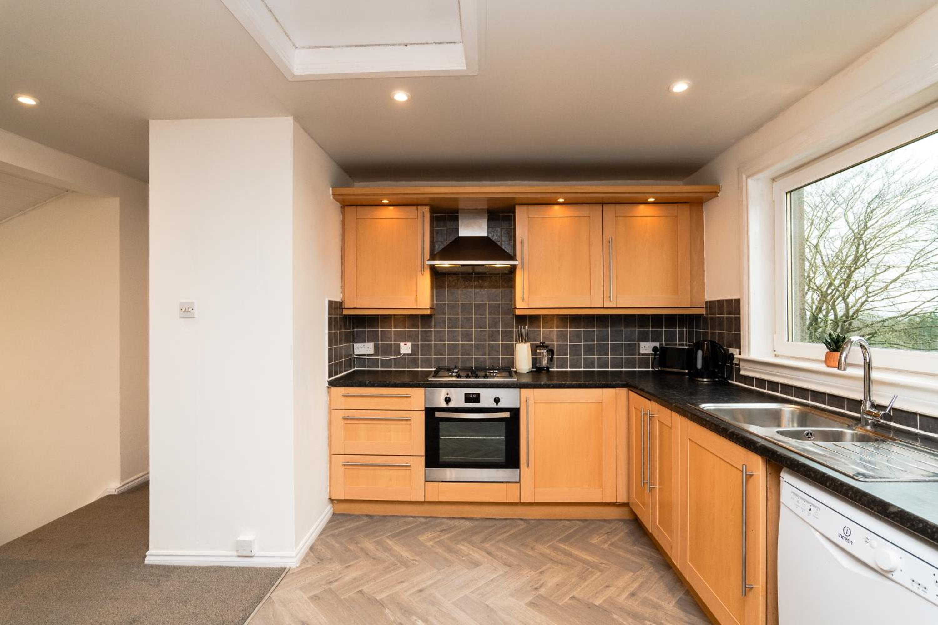 3 Bed House-Free Parking-6Beds
