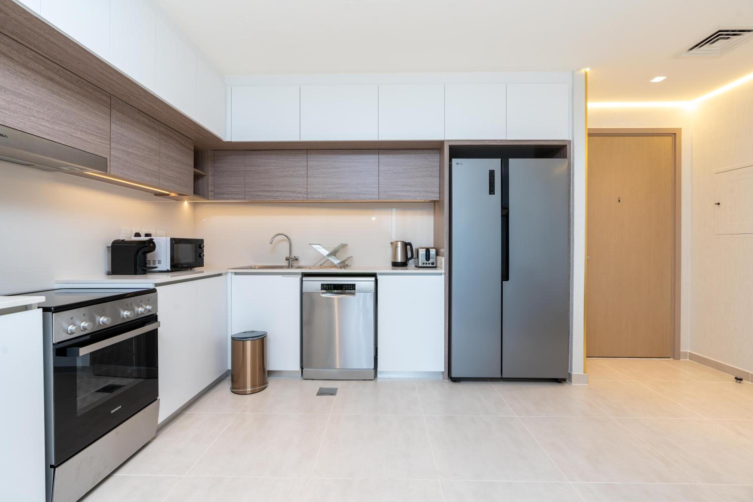 GLOBALSTAY Creek Edge Tower Elegant Apartments
