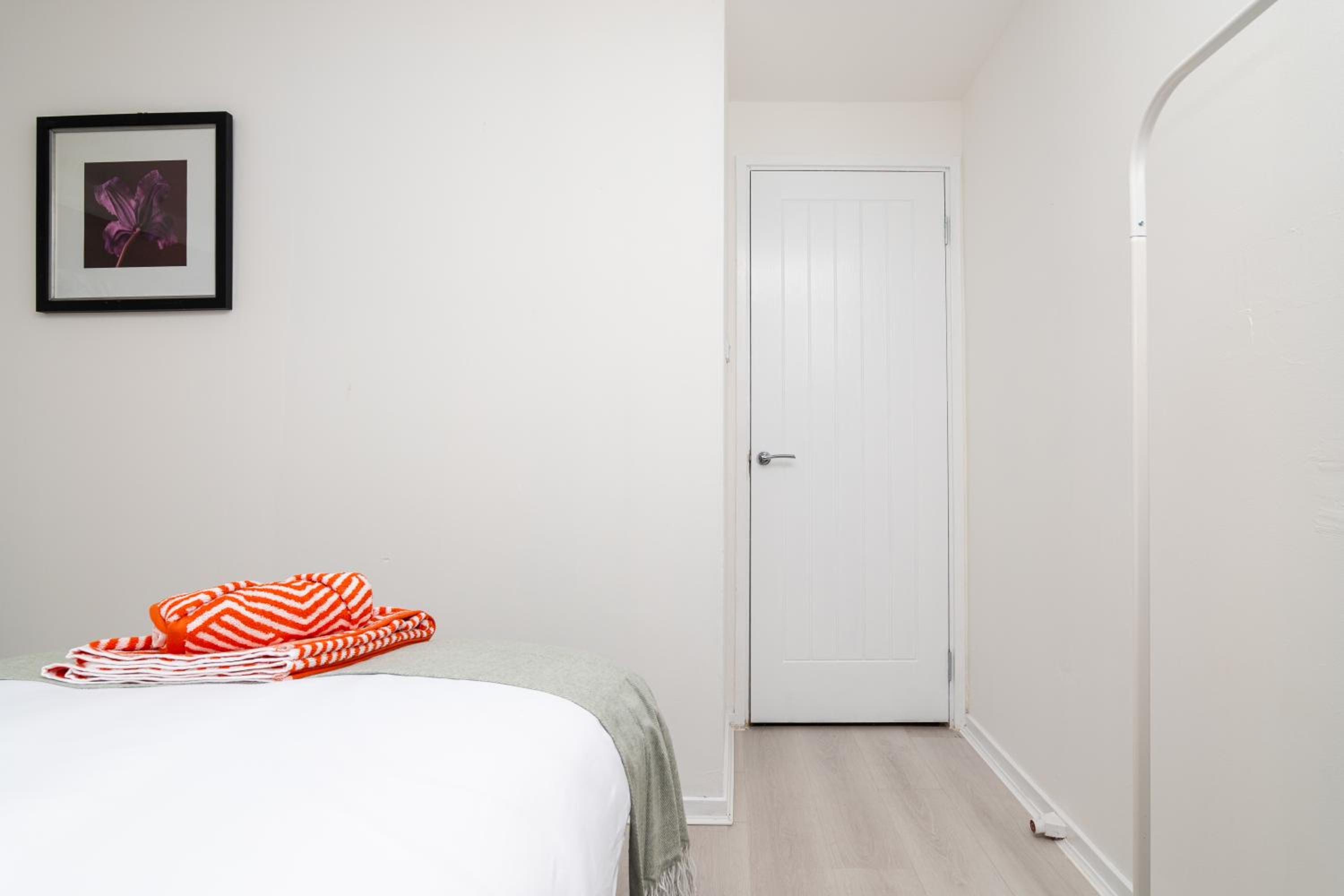 3 Bed House-Free Parking-6Beds