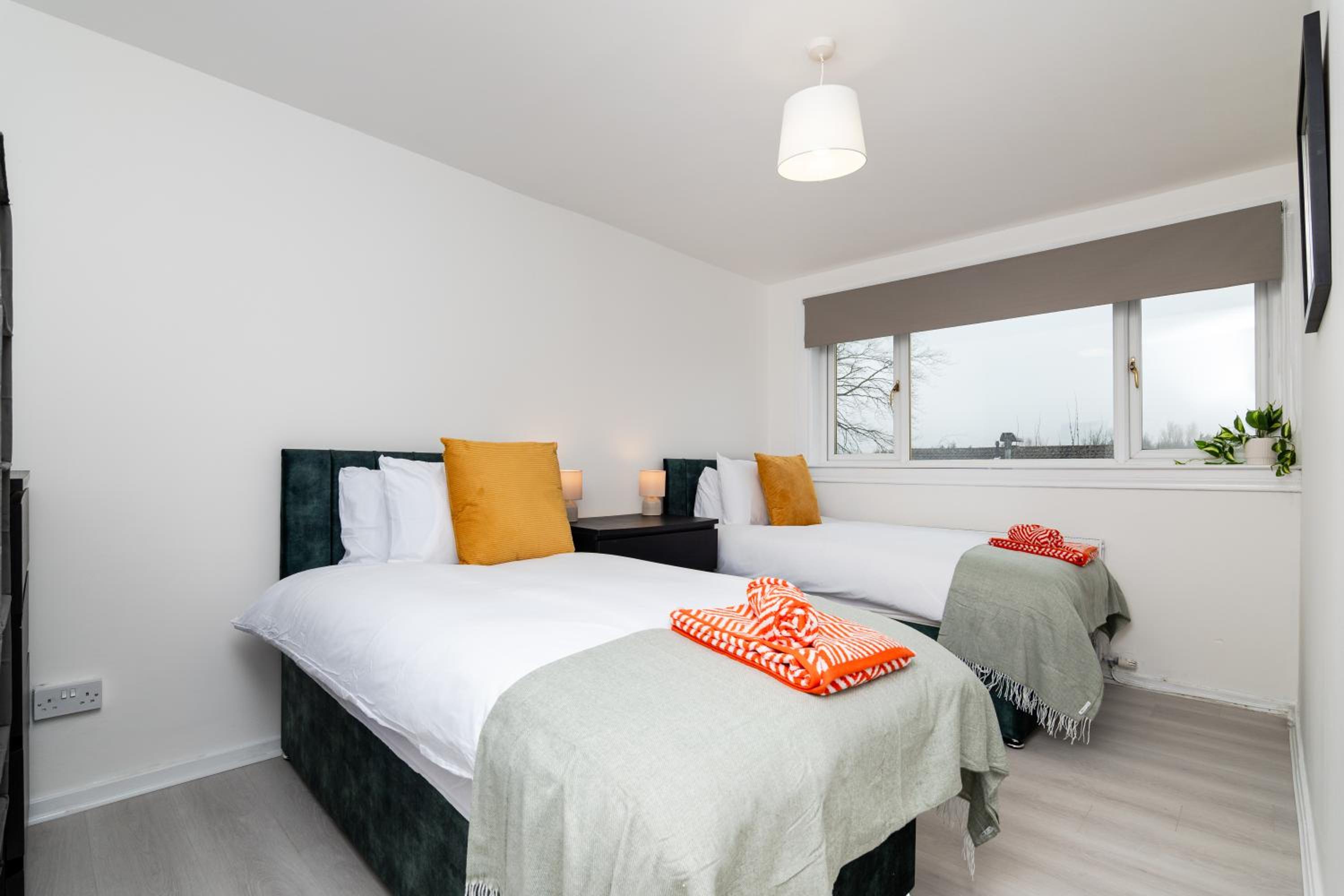 3 Bed House-Free Parking-6Beds
