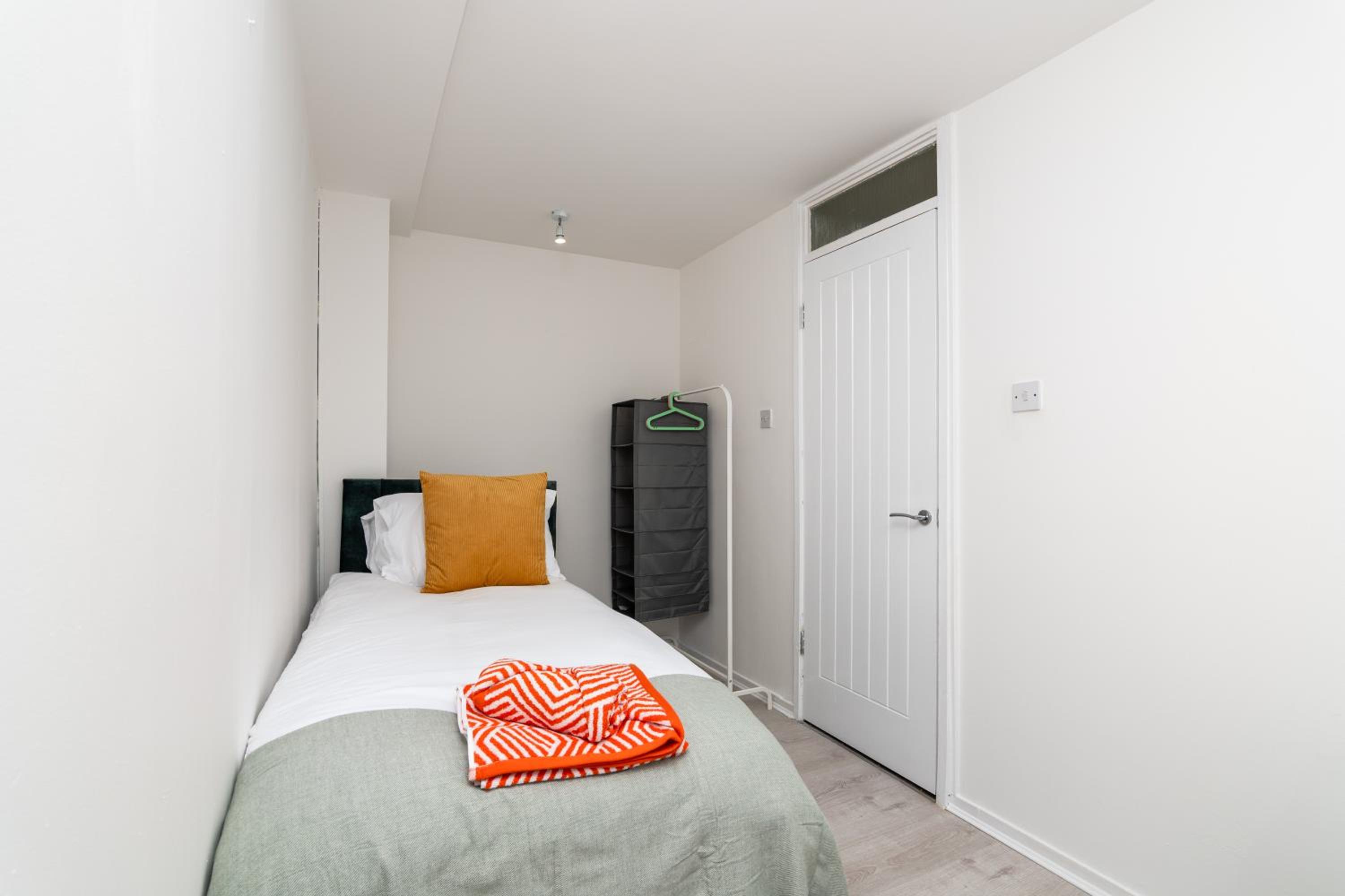 3 Bed House-Free Parking-6Beds
