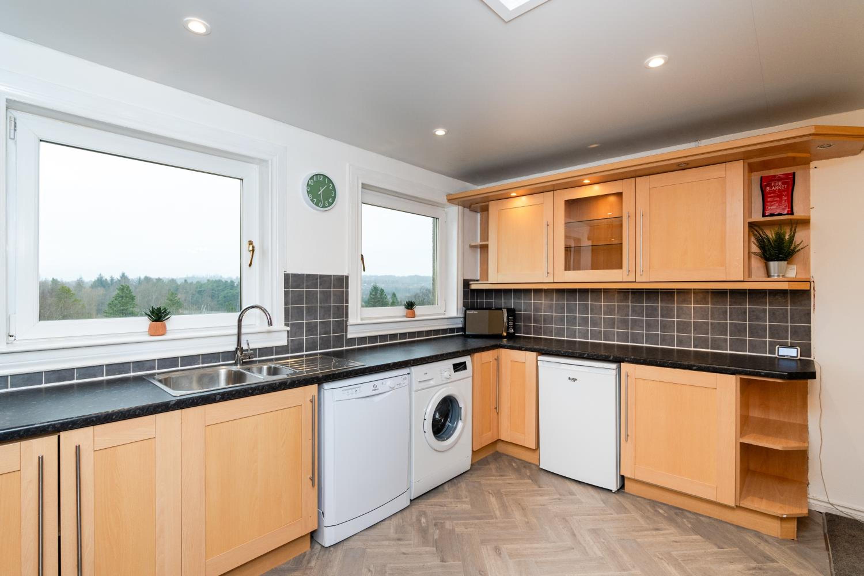 3 Bed House-Free Parking-6Beds