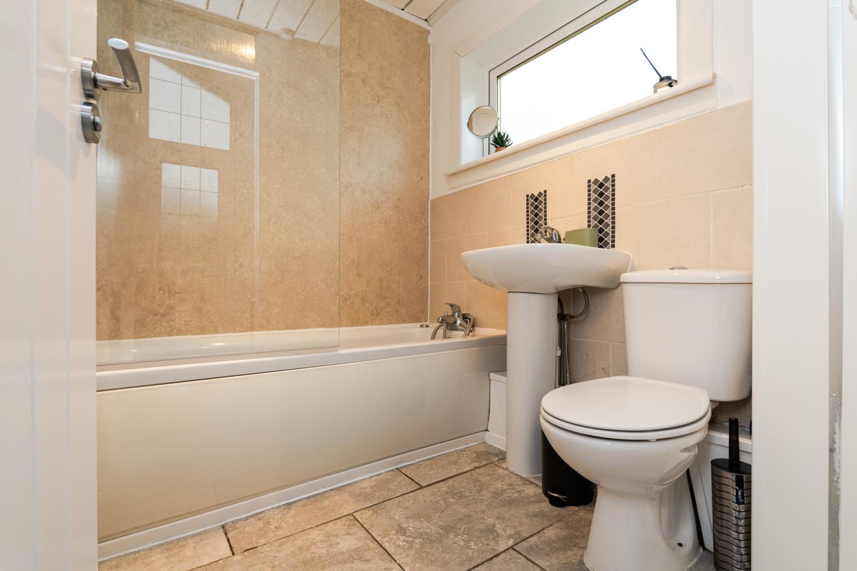 3 Bed House-Free Parking-6Beds