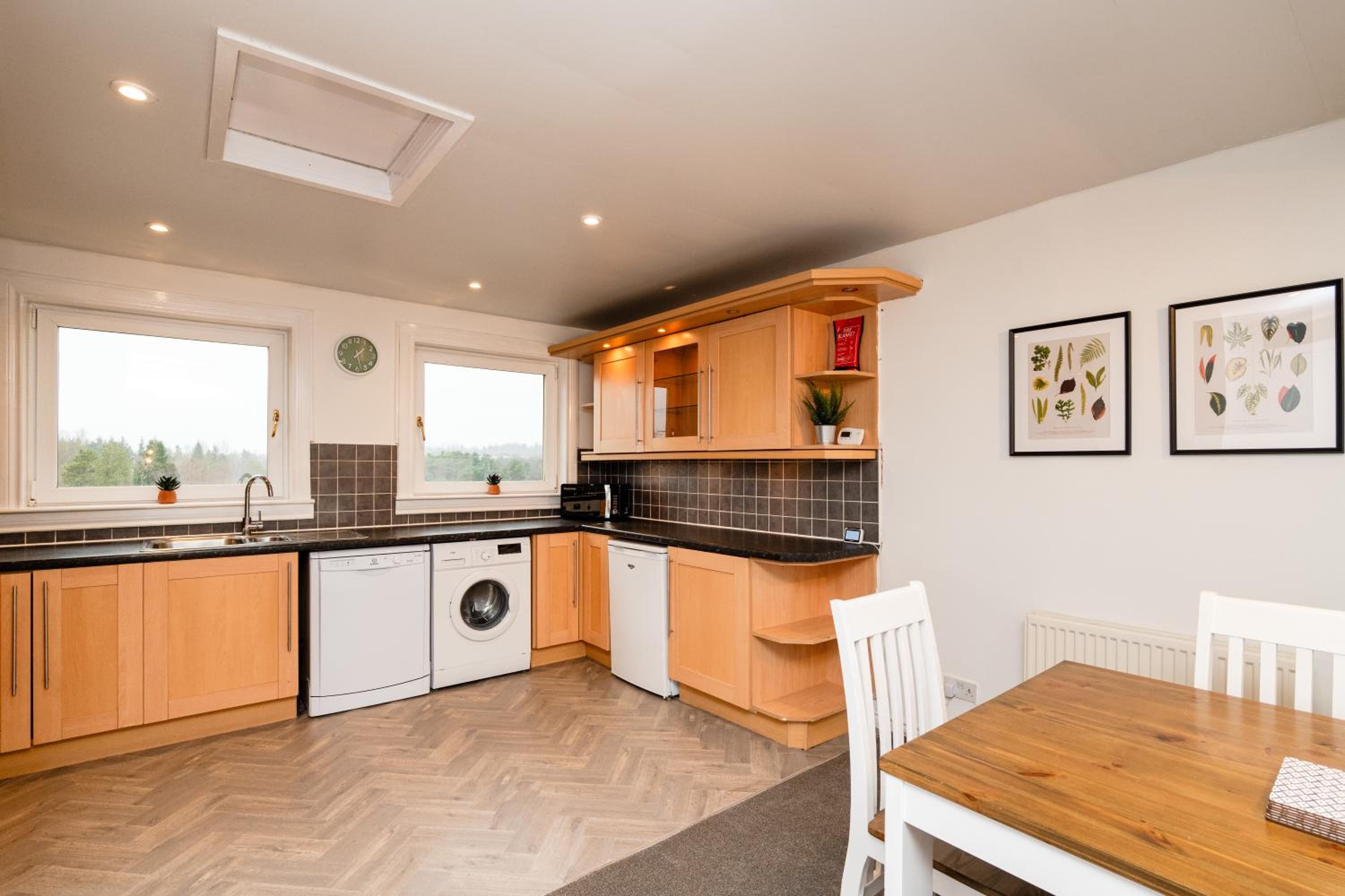 3 Bed House-Free Parking-6Beds