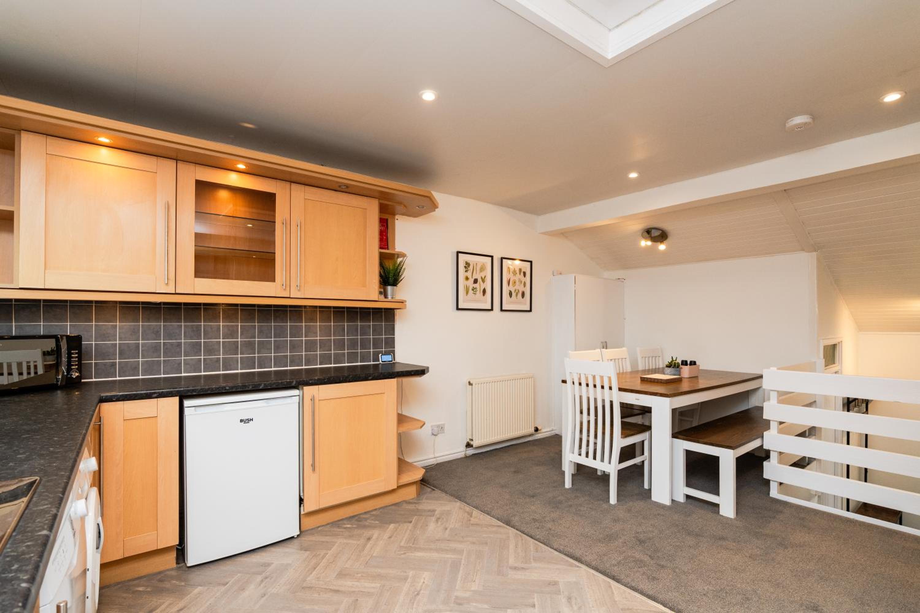 3 Bed House-Free Parking-6Beds