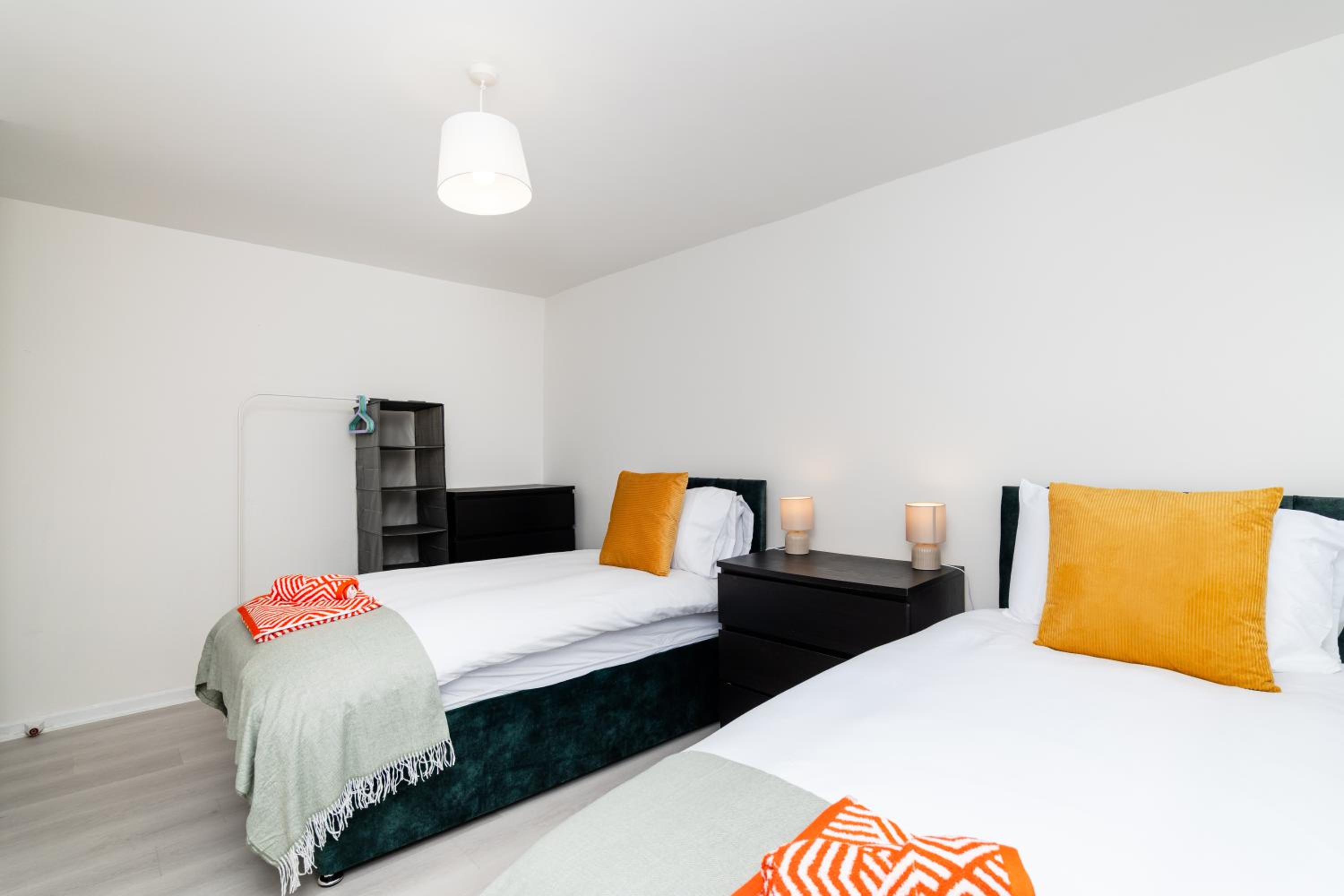 3 Bed House-Free Parking-6Beds