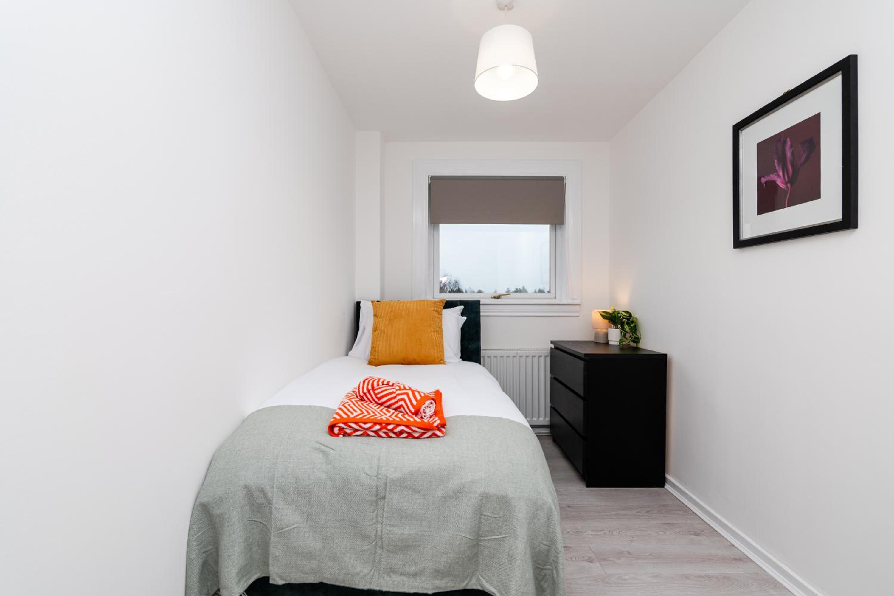 3 Bed House-Free Parking-6Beds