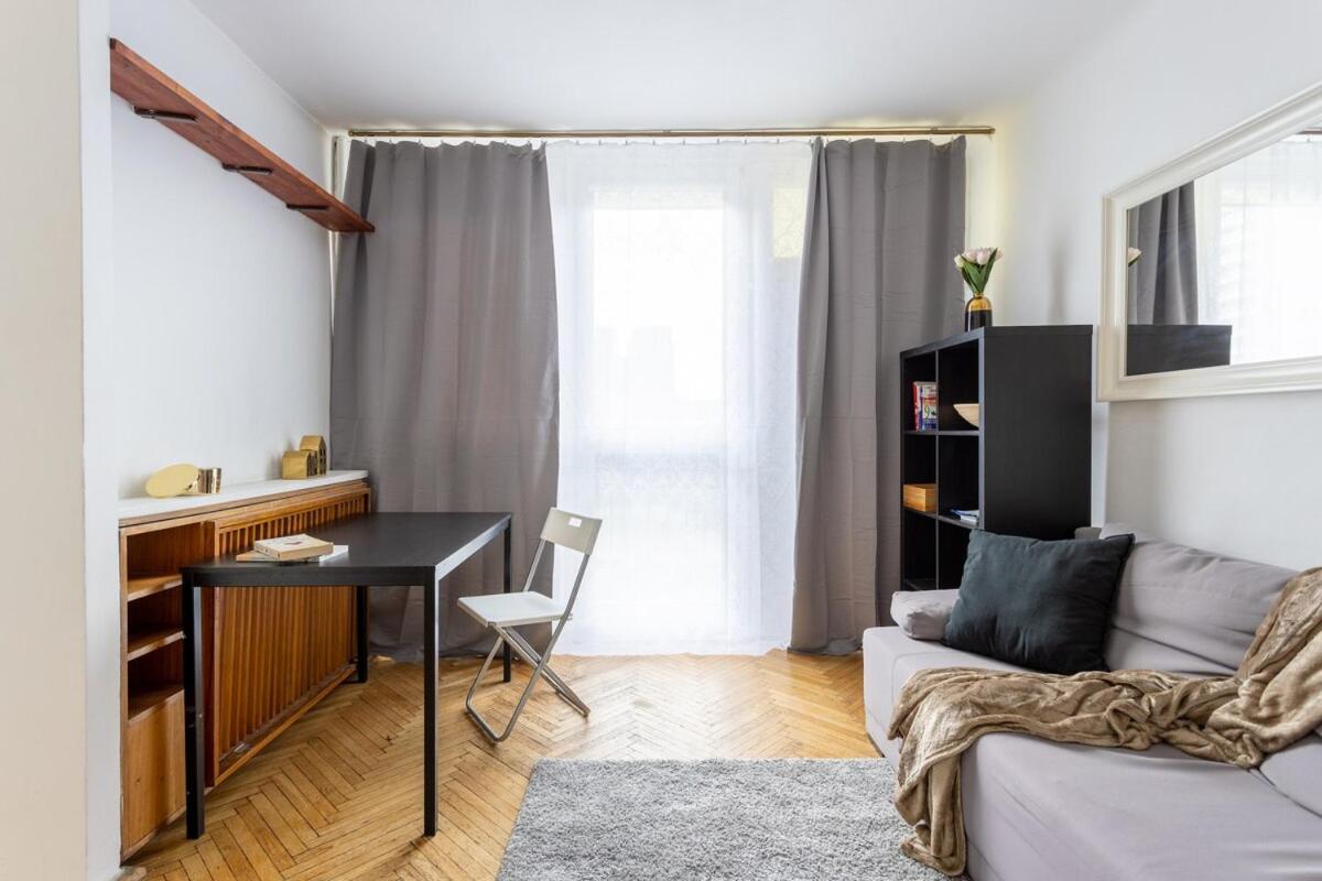 Urban Chic - Cozy One-Bedroom in Warsaws Vibrant Center, Żelazna Street