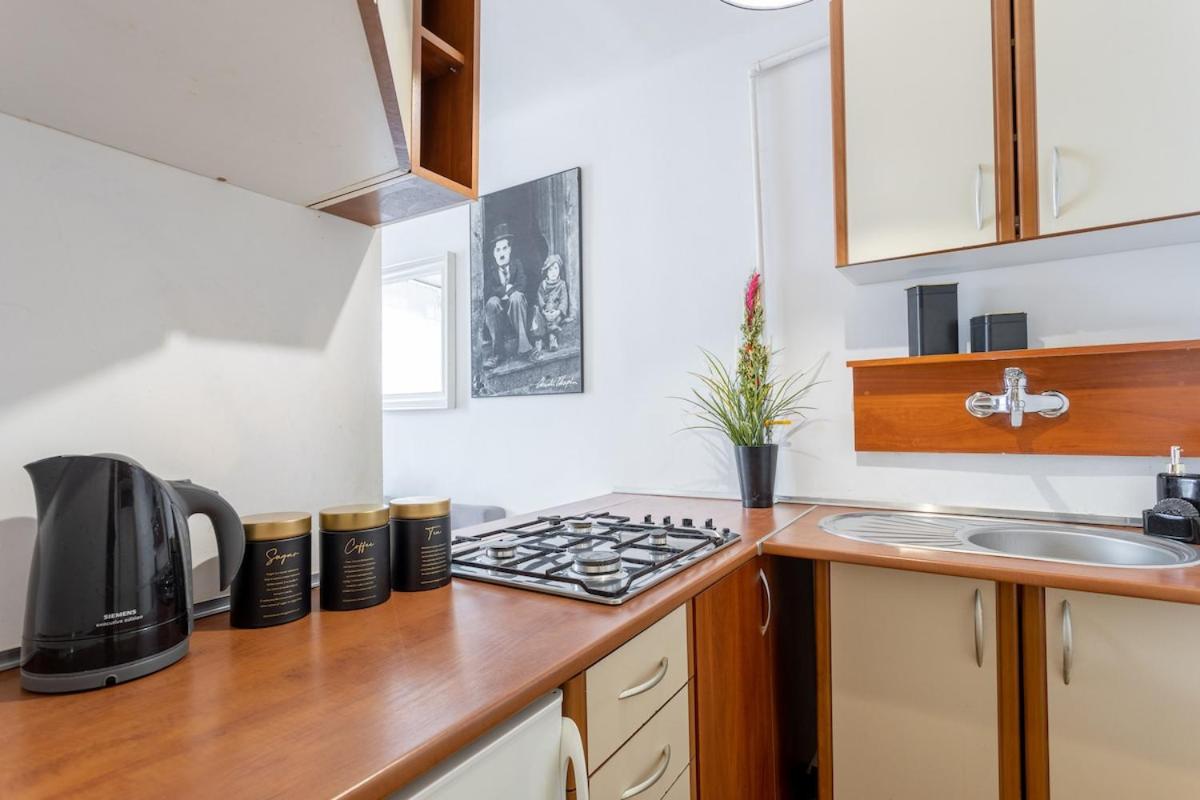 Urban Chic - Cozy One-Bedroom in Warsaws Vibrant Center, Żelazna Street