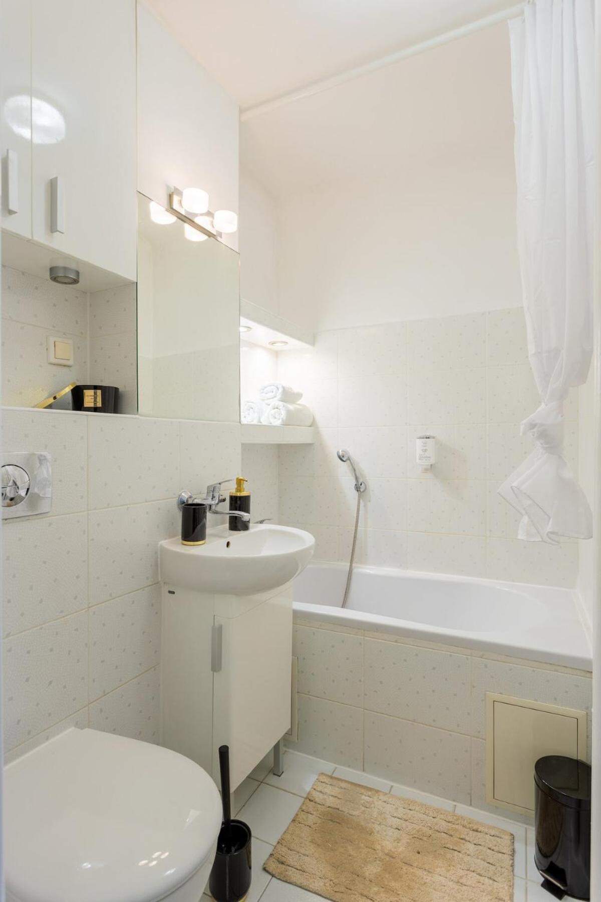 Urban Chic - Cozy One-Bedroom in Warsaws Vibrant Center, Żelazna Street