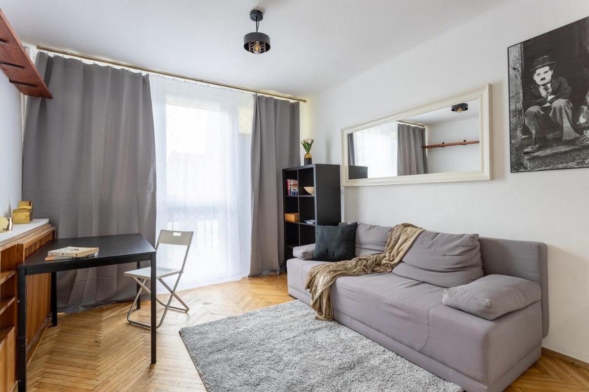 Urban Chic - Cozy One-Bedroom in Warsaws Vibrant Center, Żelazna Street