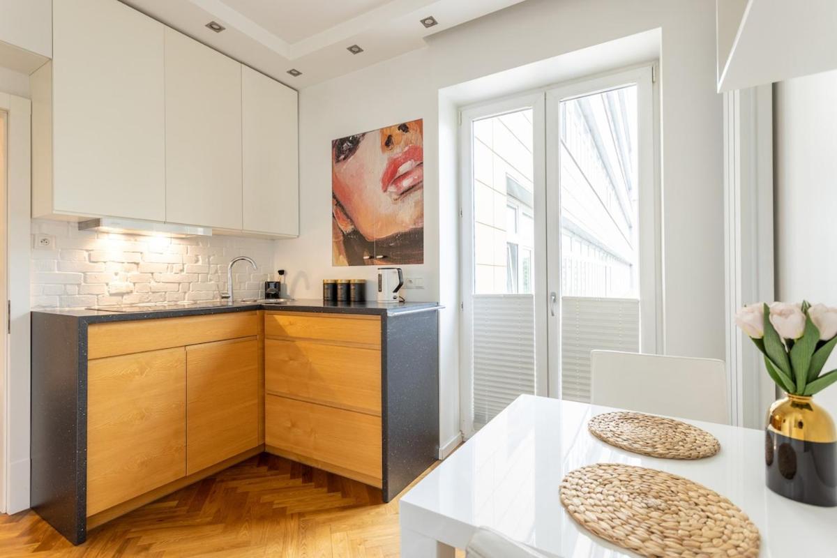 Urban Chic - City Center - Cozy Apartment - Zurawia
