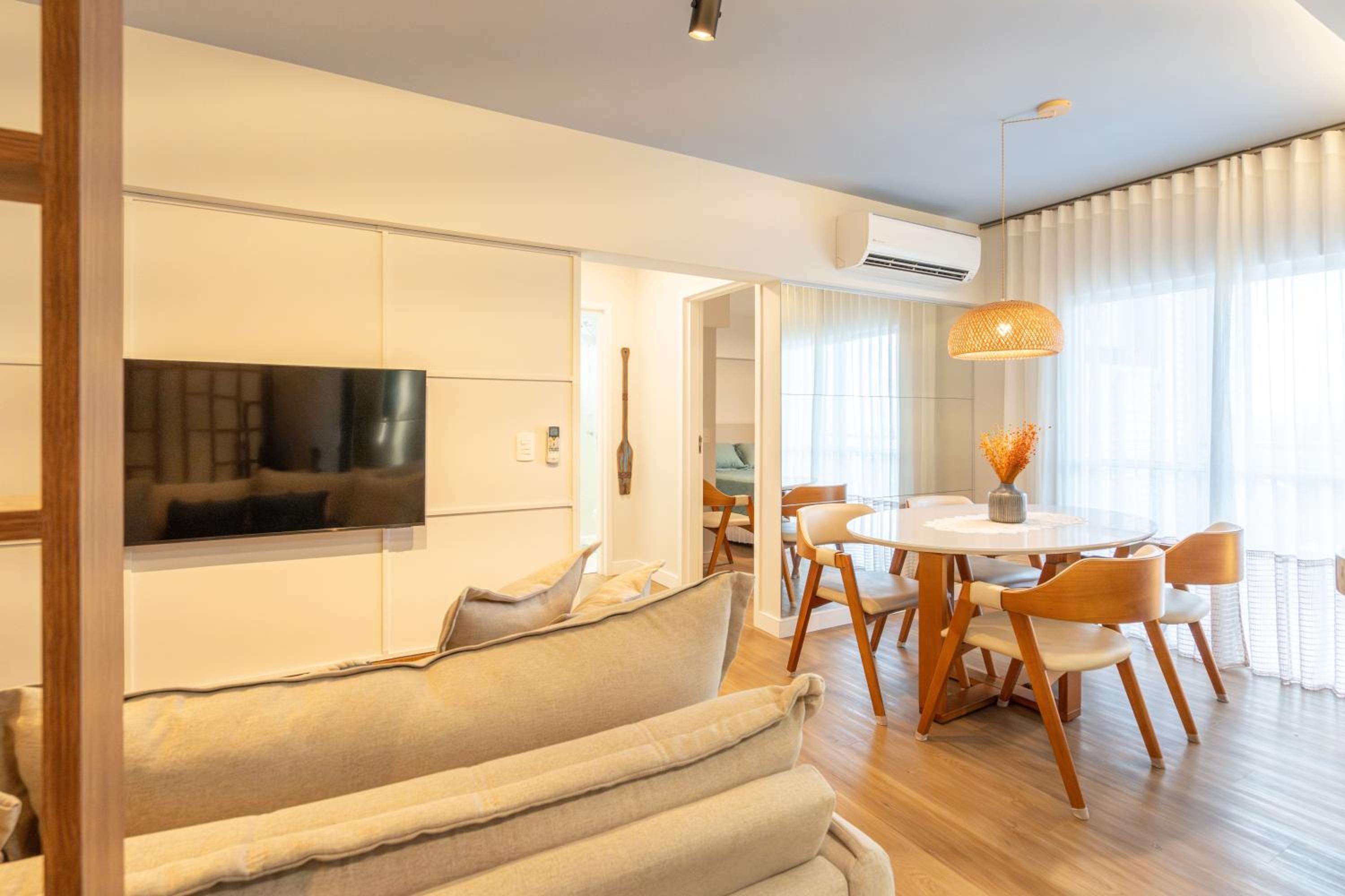 Apto Bal Picarras 150M PRAIA com PISICNA, sacada com CHURRASQUEIRA privativa, AR CONDICIONADO Wi Fi, PORTARIA 24h, PLAYGROUND INFANTIL, QUADRA DE ESPORTES 