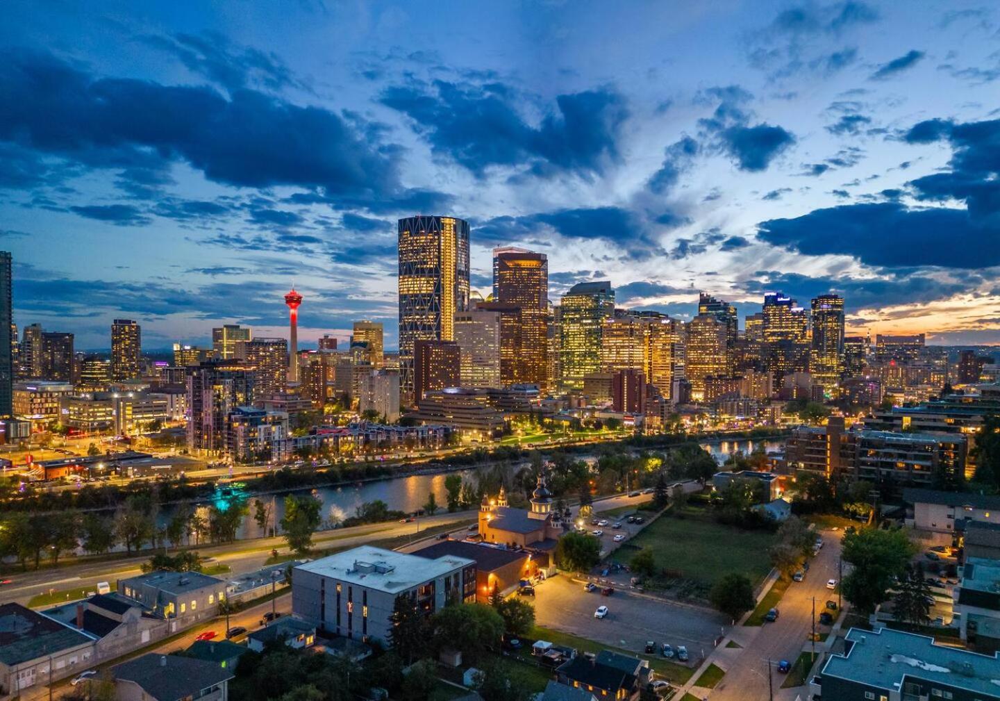 Bow River Cabin - Downtown - River Front - Free Street Parking