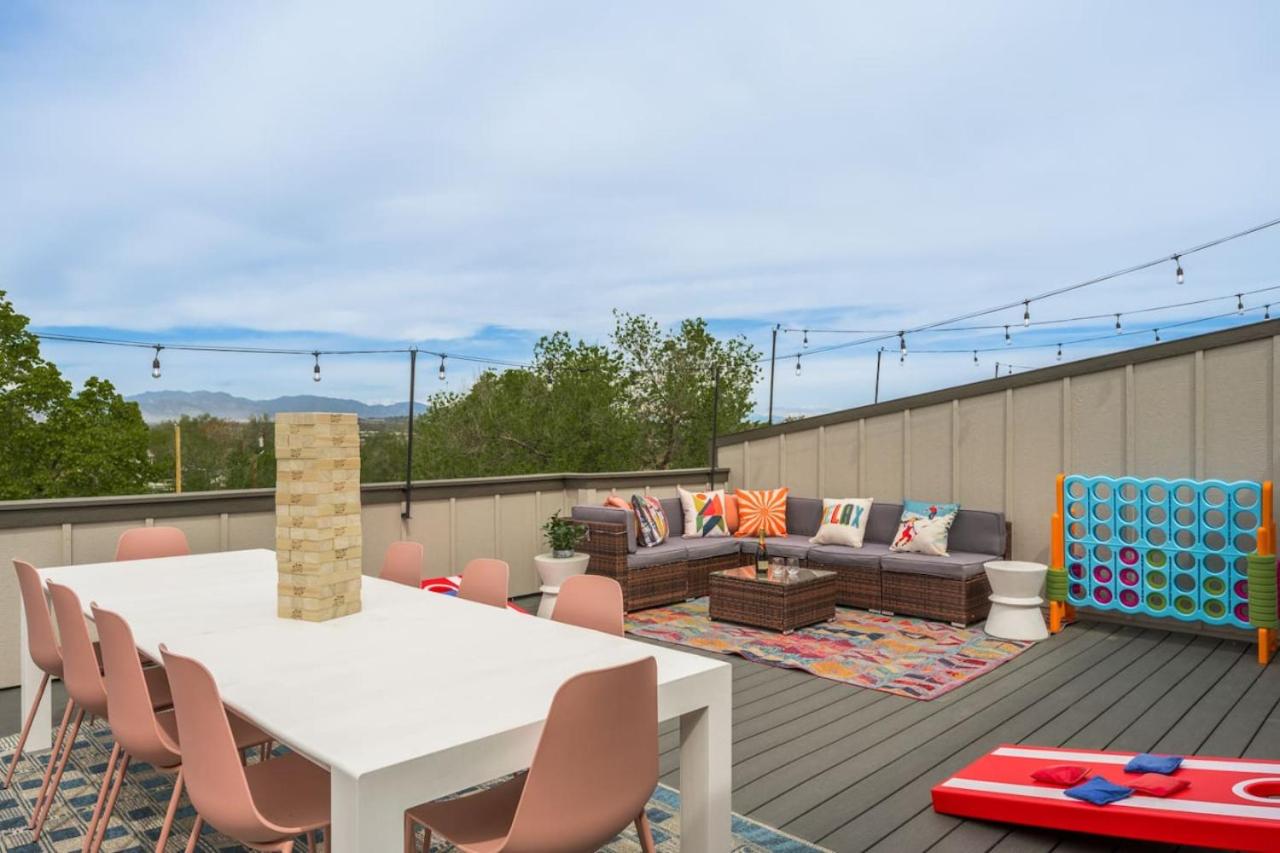 Hot Tub with Rooftop a Game Room and 5 Bathrooms