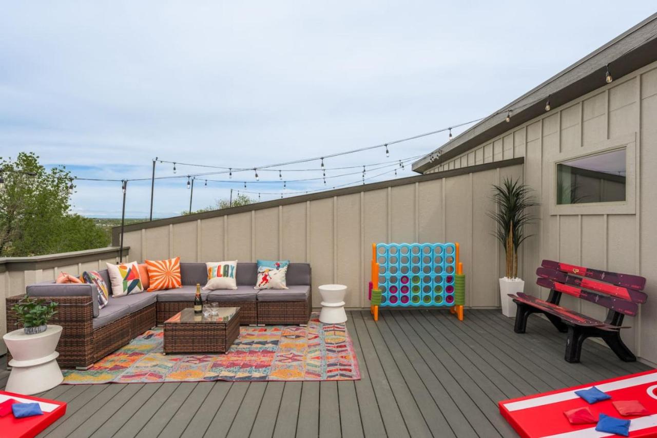 Hot Tub with Rooftop a Game Room and 5 Bathrooms