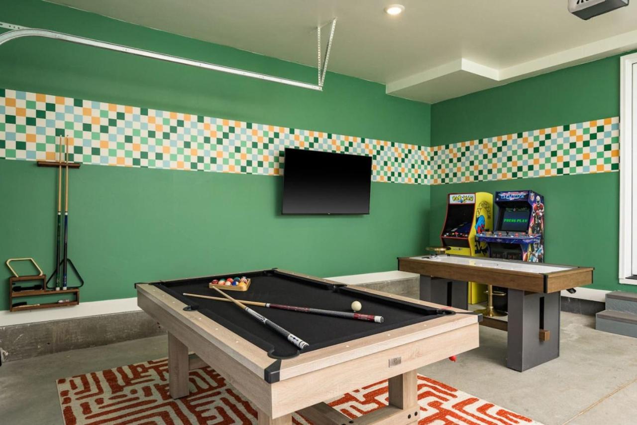Accomodate 24 Guests with 2 Rooftops and 2 Hot Tubs and 2 Game Rooms