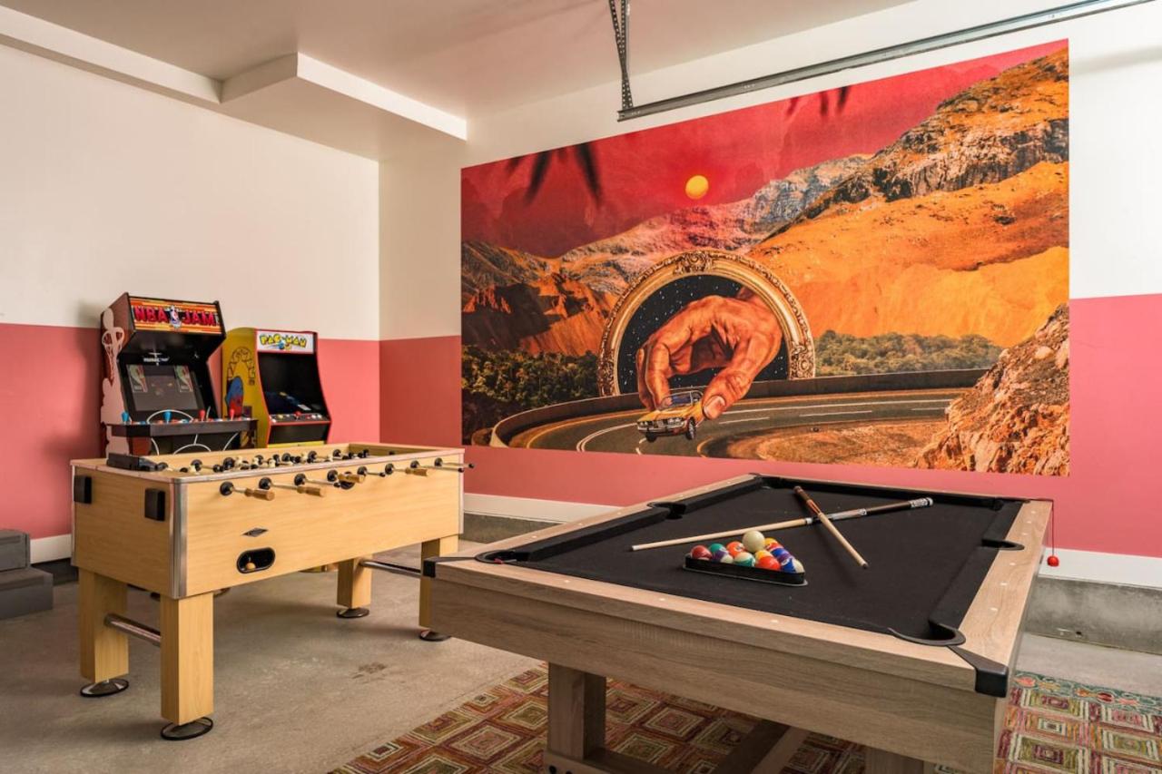Accomodate 24 Guests with 2 Rooftops and 2 Hot Tubs and 2 Game Rooms