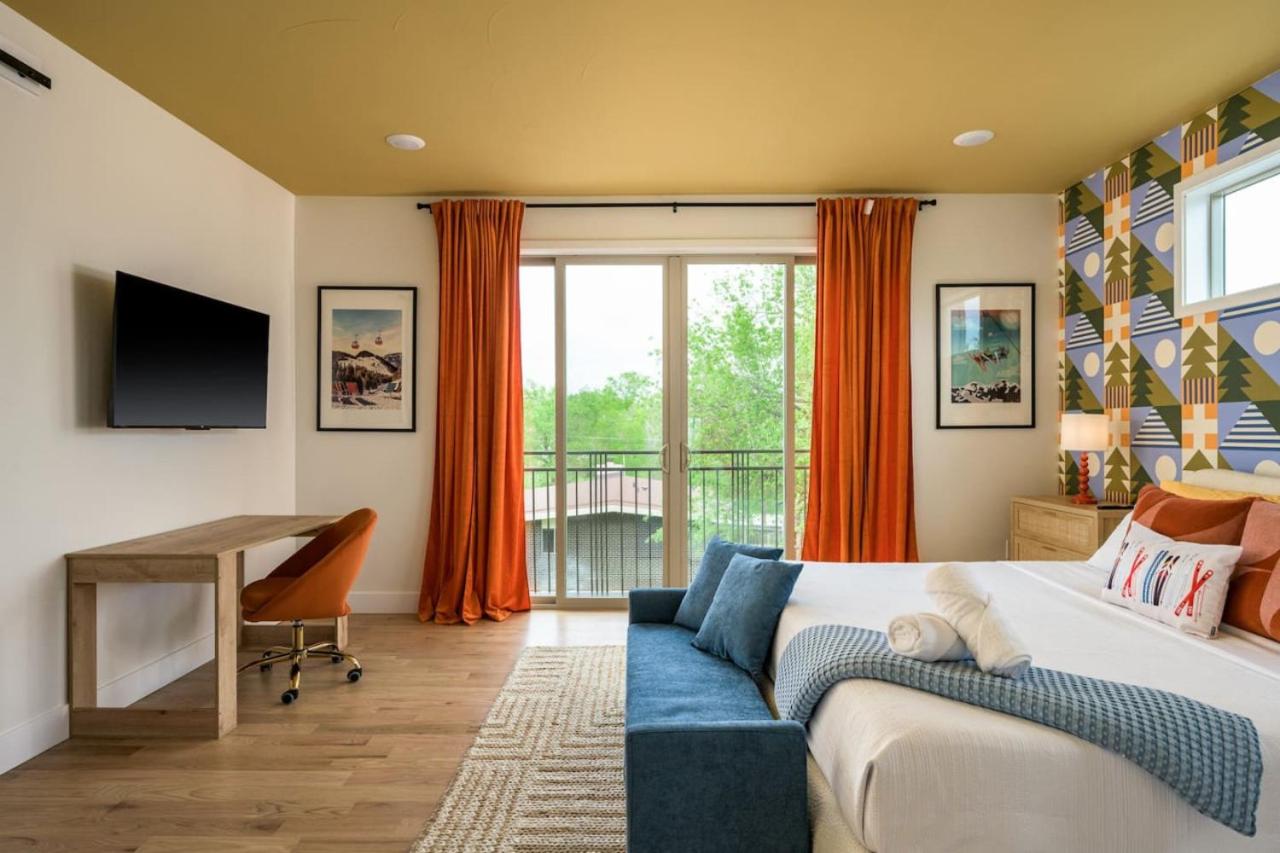 Accomodate 24 Guests with 2 Rooftops and 2 Hot Tubs and 2 Game Rooms
