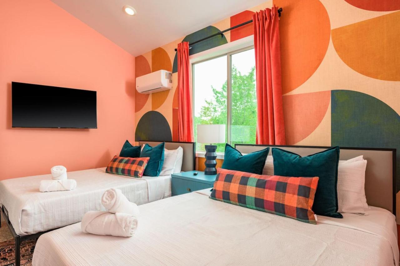 Accomodate 24 Guests with 2 Rooftops and 2 Hot Tubs and 2 Game Rooms