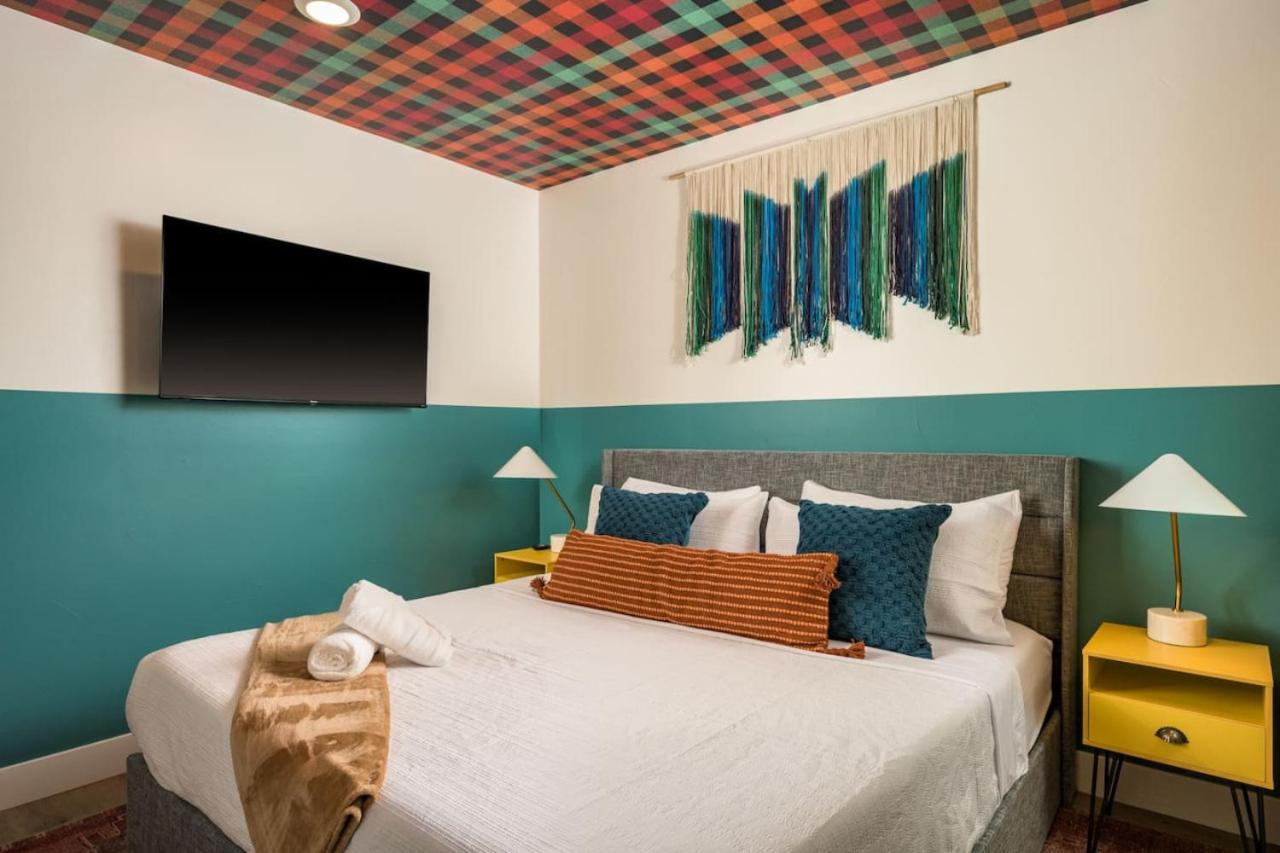 Accomodate 24 Guests with 2 Rooftops and 2 Hot Tubs and 2 Game Rooms