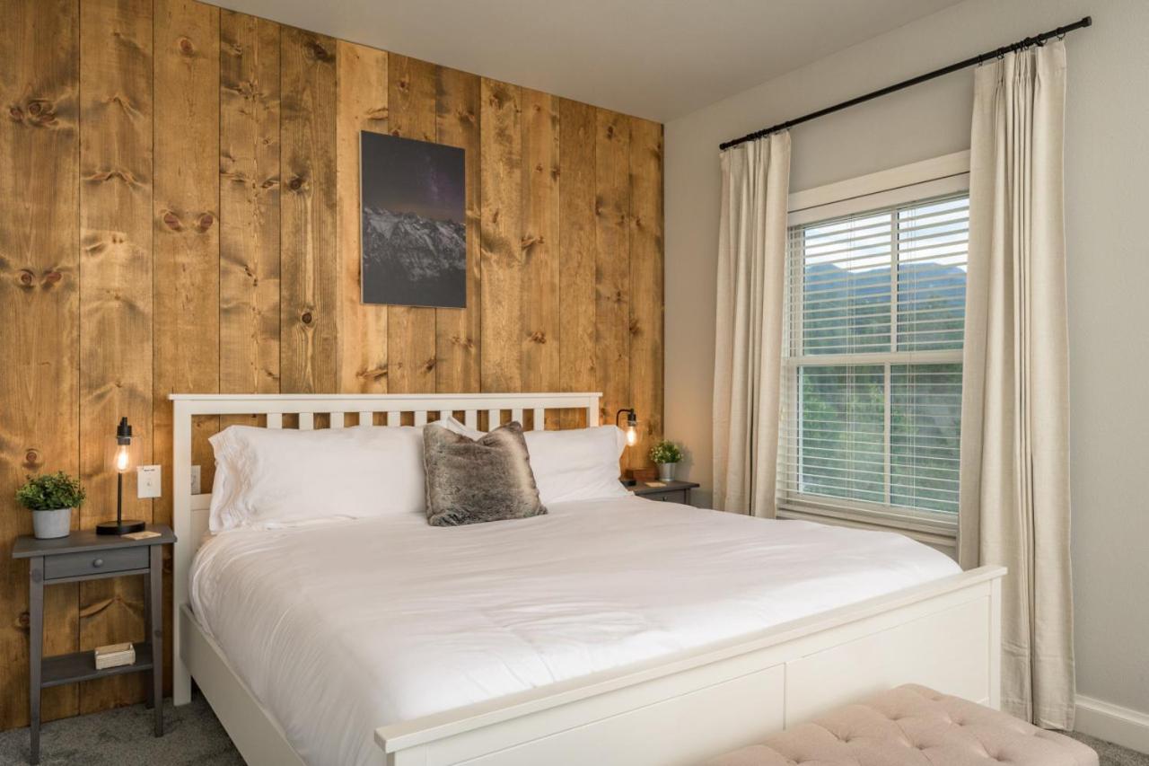 Luxe 4BR Mtn Retreat With Stunning Views Near Ski AndHikes