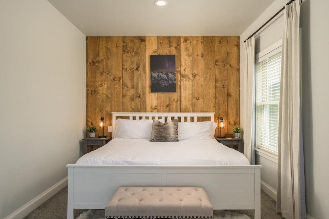 Luxe 4BR Mtn Retreat With Stunning Views Near Ski AndHikes