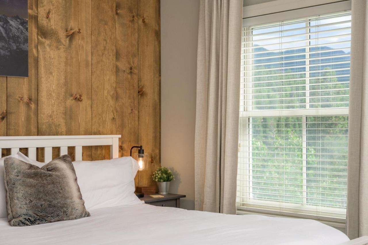 Luxe 4BR Mtn Retreat With Stunning Views Near Ski AndHikes
