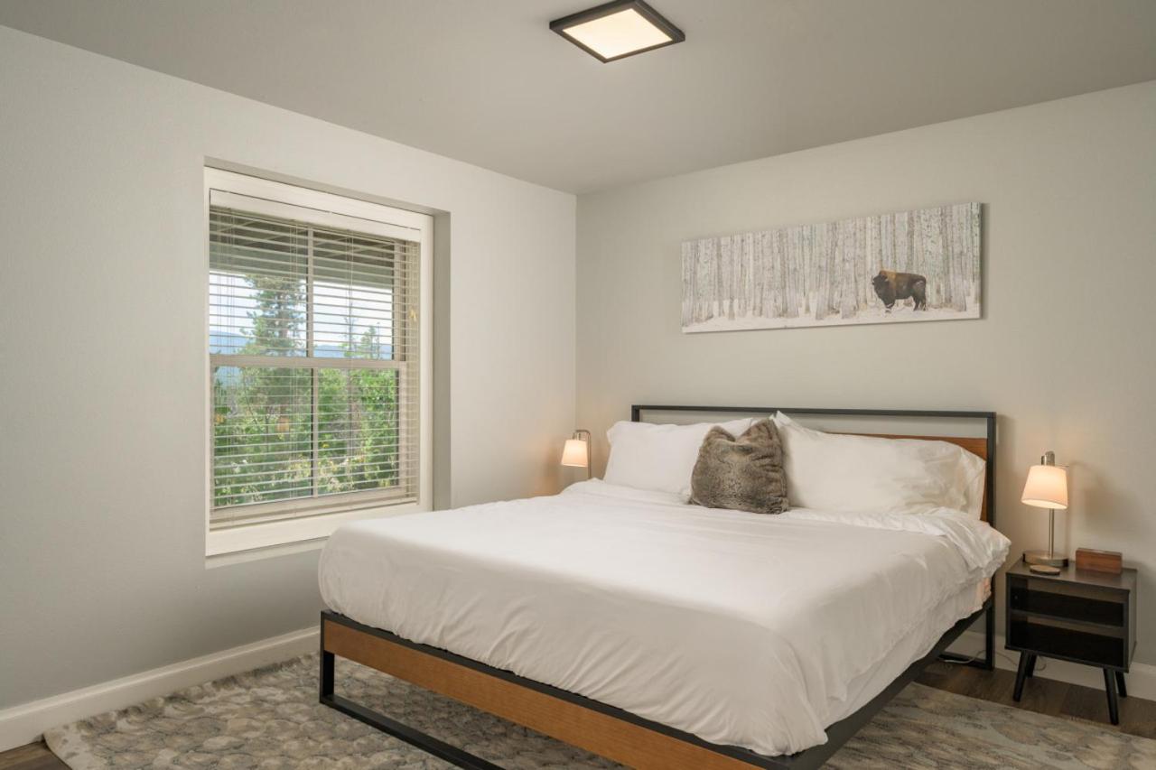 Luxe 4BR Mtn Retreat With Stunning Views Near Ski AndHikes
