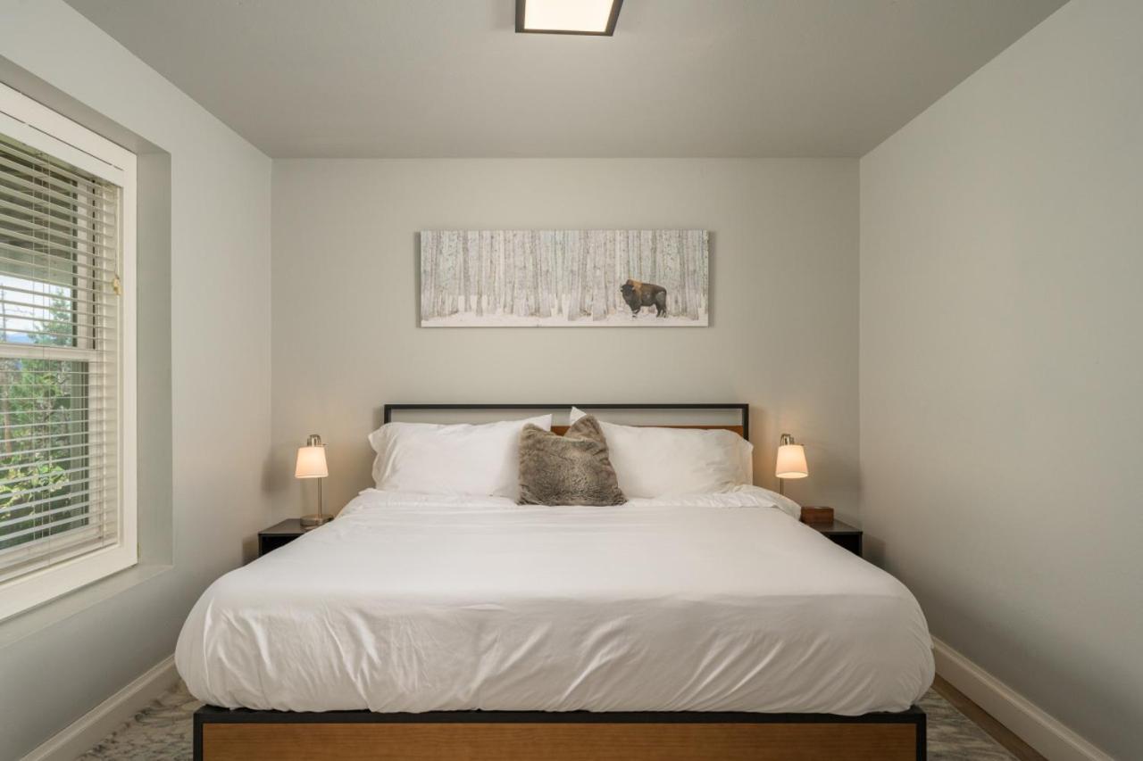 Luxe 4BR Mtn Retreat With Stunning Views Near Ski AndHikes