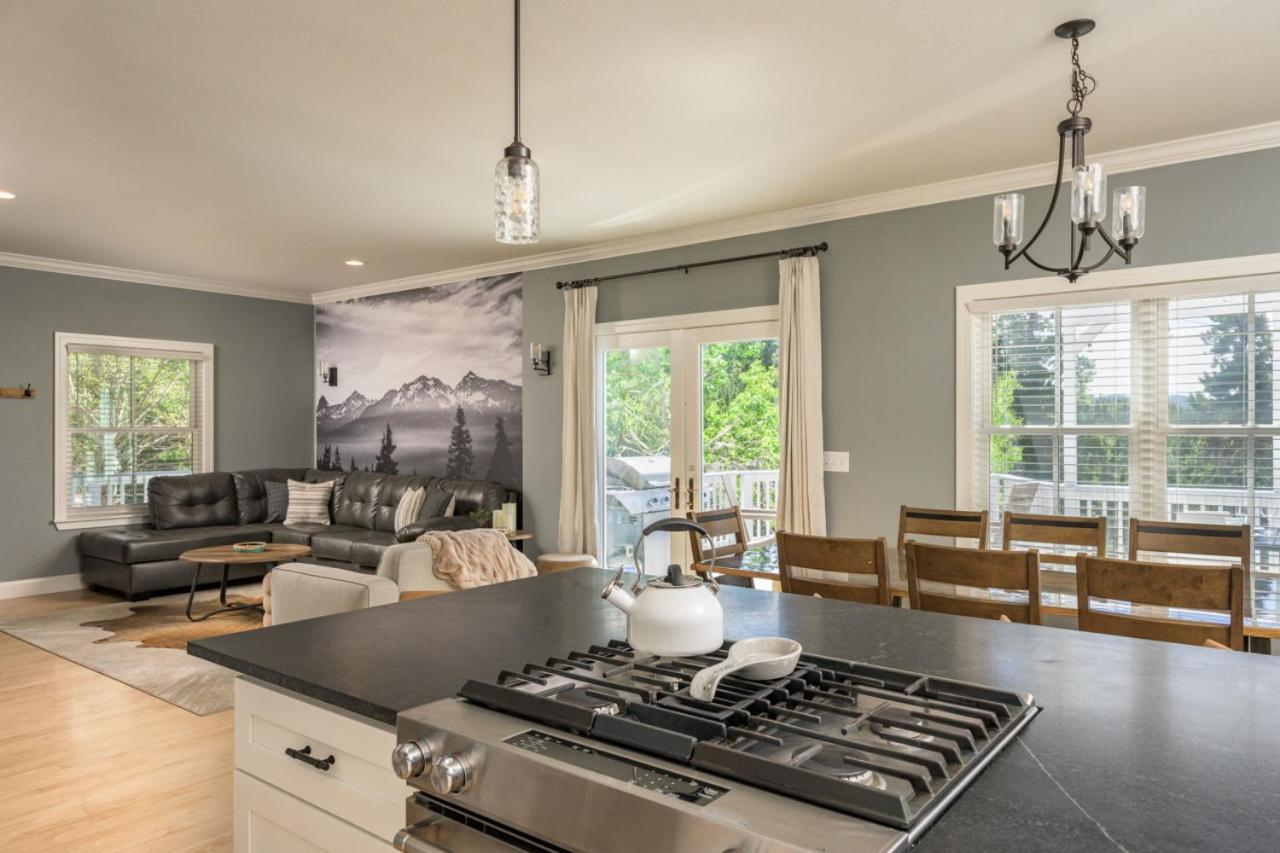 Luxe 4BR Mtn Retreat With Stunning Views Near Ski AndHikes