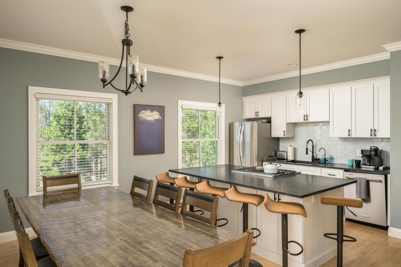 Luxe 4BR Mtn Retreat With Stunning Views Near Ski AndHikes