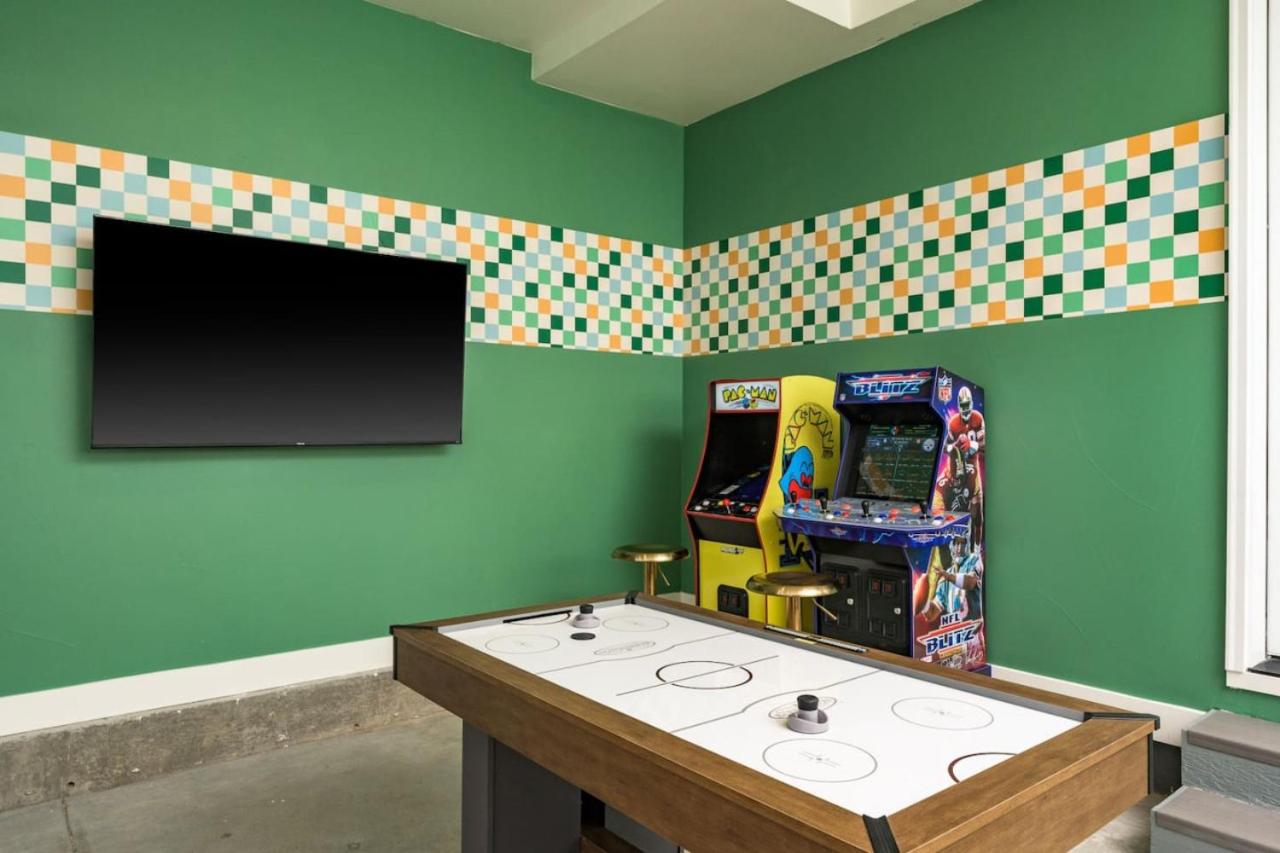 Hot Tub With Rooftop A Game Room And5 Bathrooms