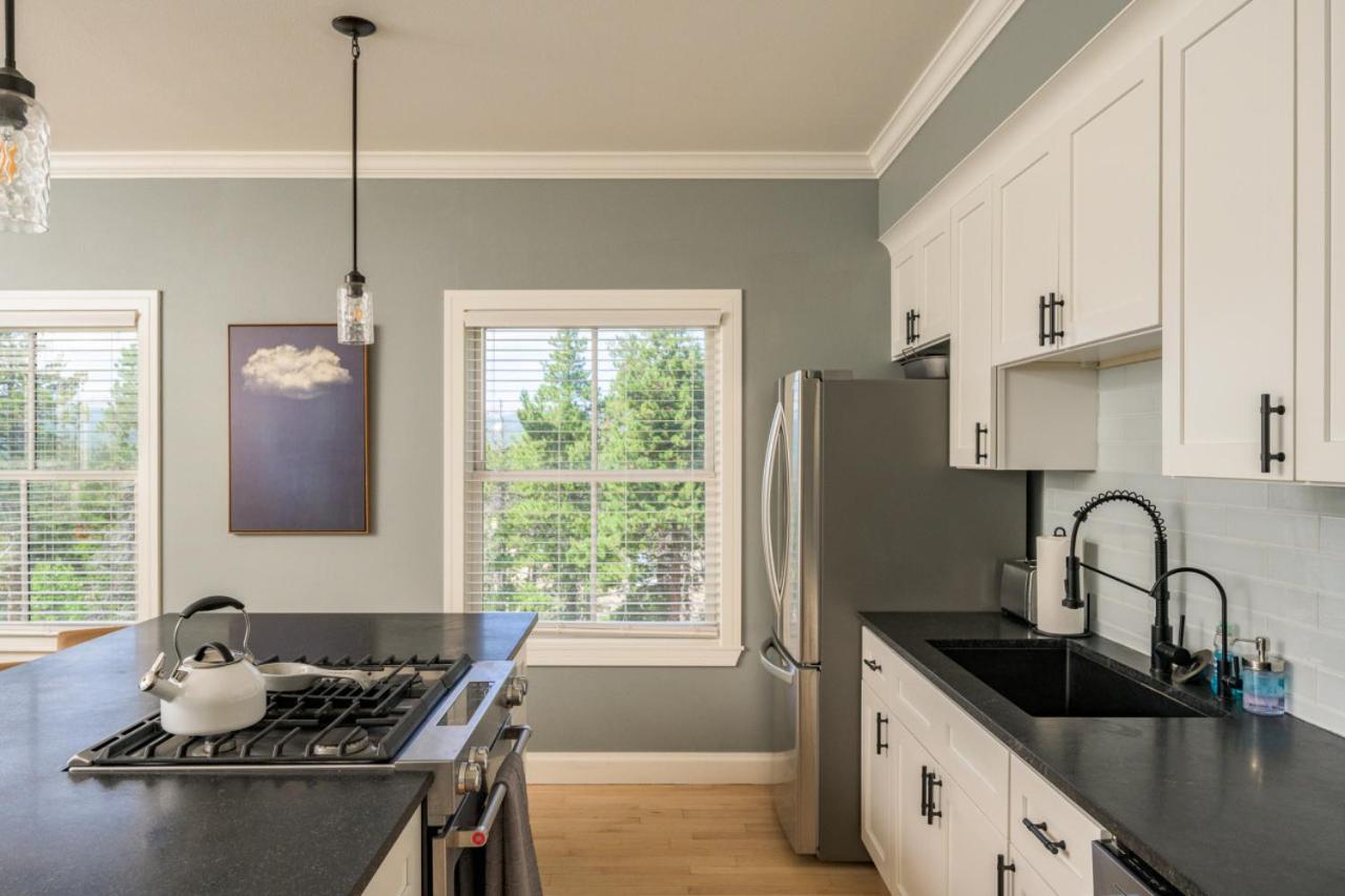 Luxe 4BR Mtn Retreat With Stunning Views Near Ski AndHikes