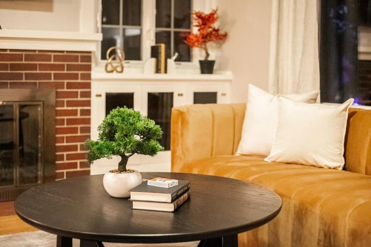 The Bonsai Bungalow With A Hot Tub And A Game Room