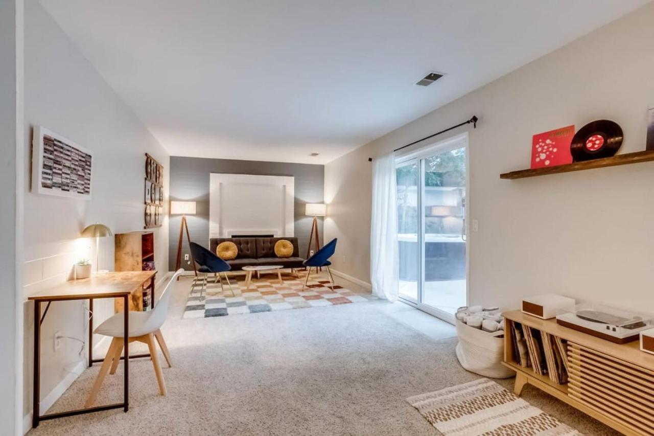 A Great Location Modern Home With A Hot Tub