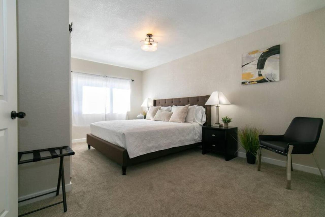 Private Chic 2 Bathroom 10 min to Downtown With Fast Wifi