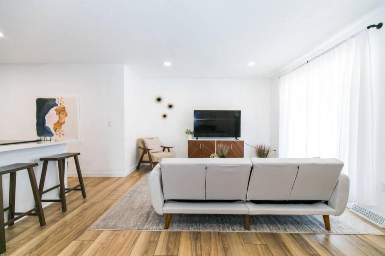 Private Chic 2 Bathroom 10 min to Downtown With Fast Wifi