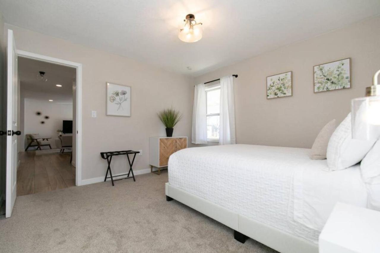 Private Chic 2 Bathroom 10 min to Downtown With Fast Wifi