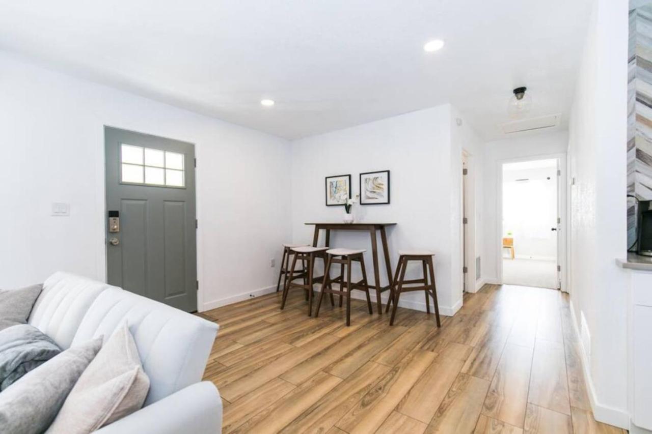 Private Chic 2 Bathroom 10 min to Downtown With Fast Wifi