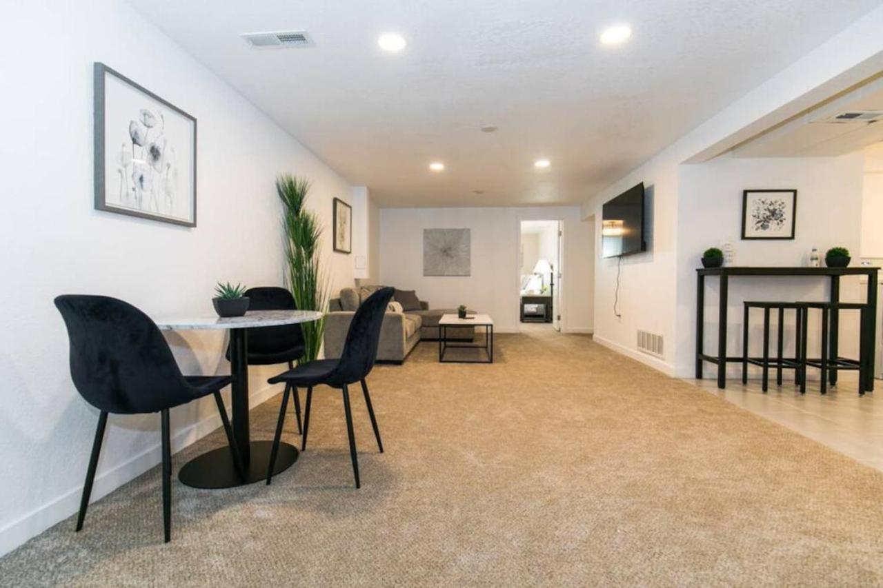 Cozy With 2 Bath 10 min to Downtown Denver And Fast Wifi