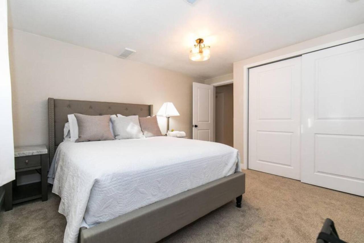 Cozy With 2 Bath 10 min to Downtown Denver And Fast Wifi