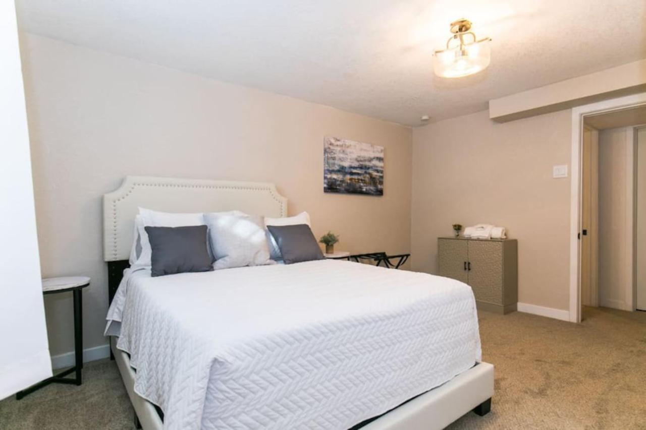 Cozy With 2 Bath 10 min to Downtown Denver And Fast Wifi