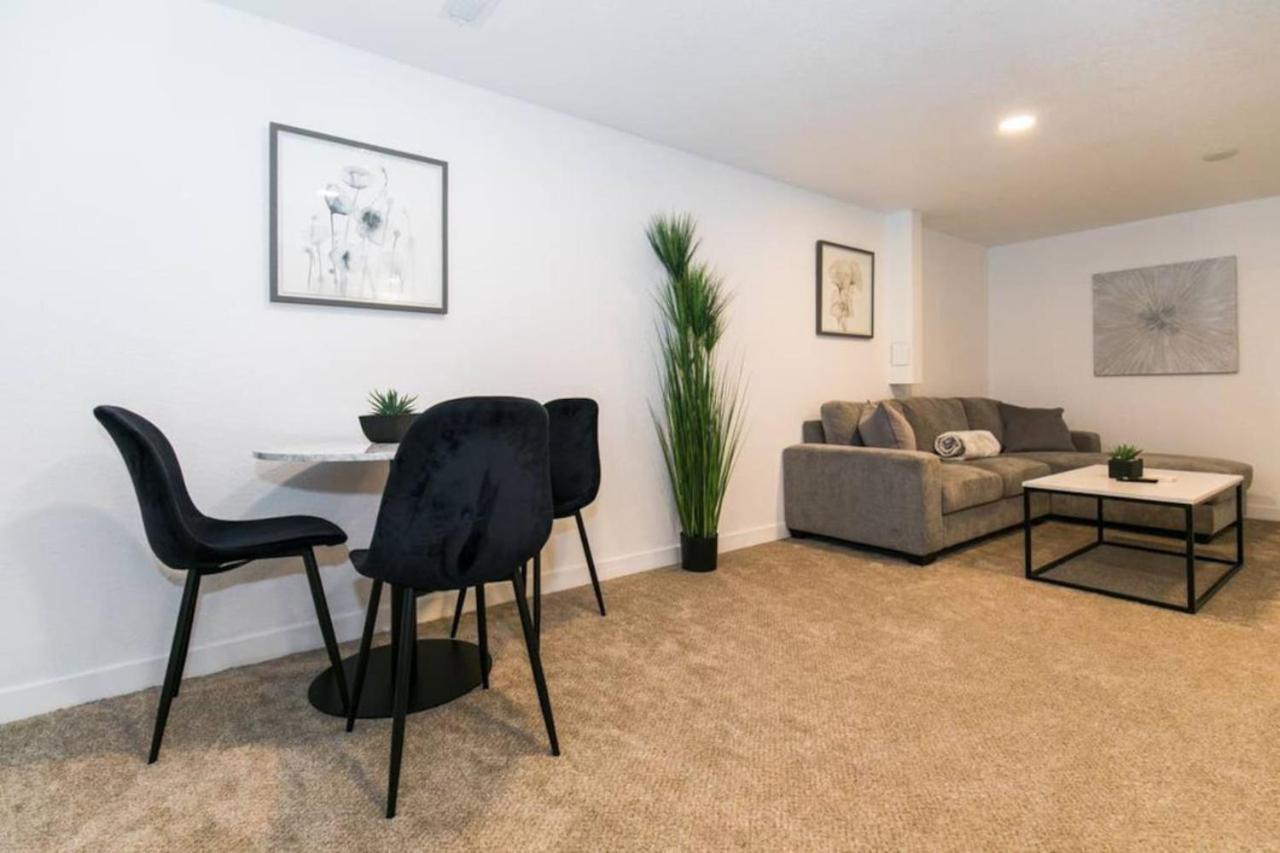 Cozy With 2 Bath 10 min to Downtown Denver And Fast Wifi